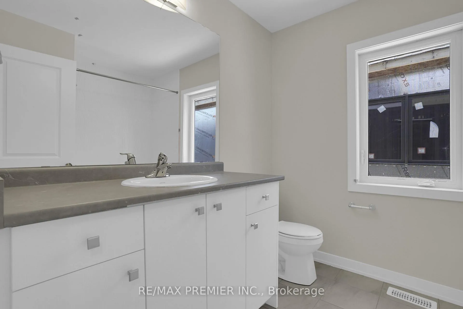 Photo 14 of 28 Downriver Drive, Welland, Dain City — HOMEH