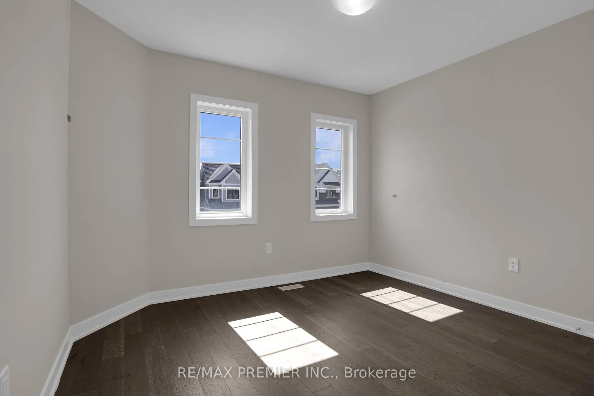 Photo 15 of 28 Downriver Drive, Welland, Dain City — HOMEH