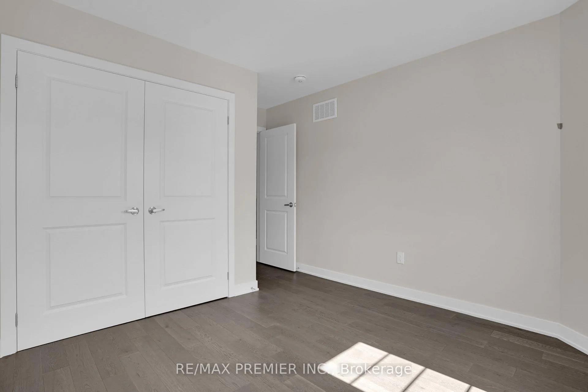 Photo 16 of 28 Downriver Drive, Welland, Dain City — HOMEH