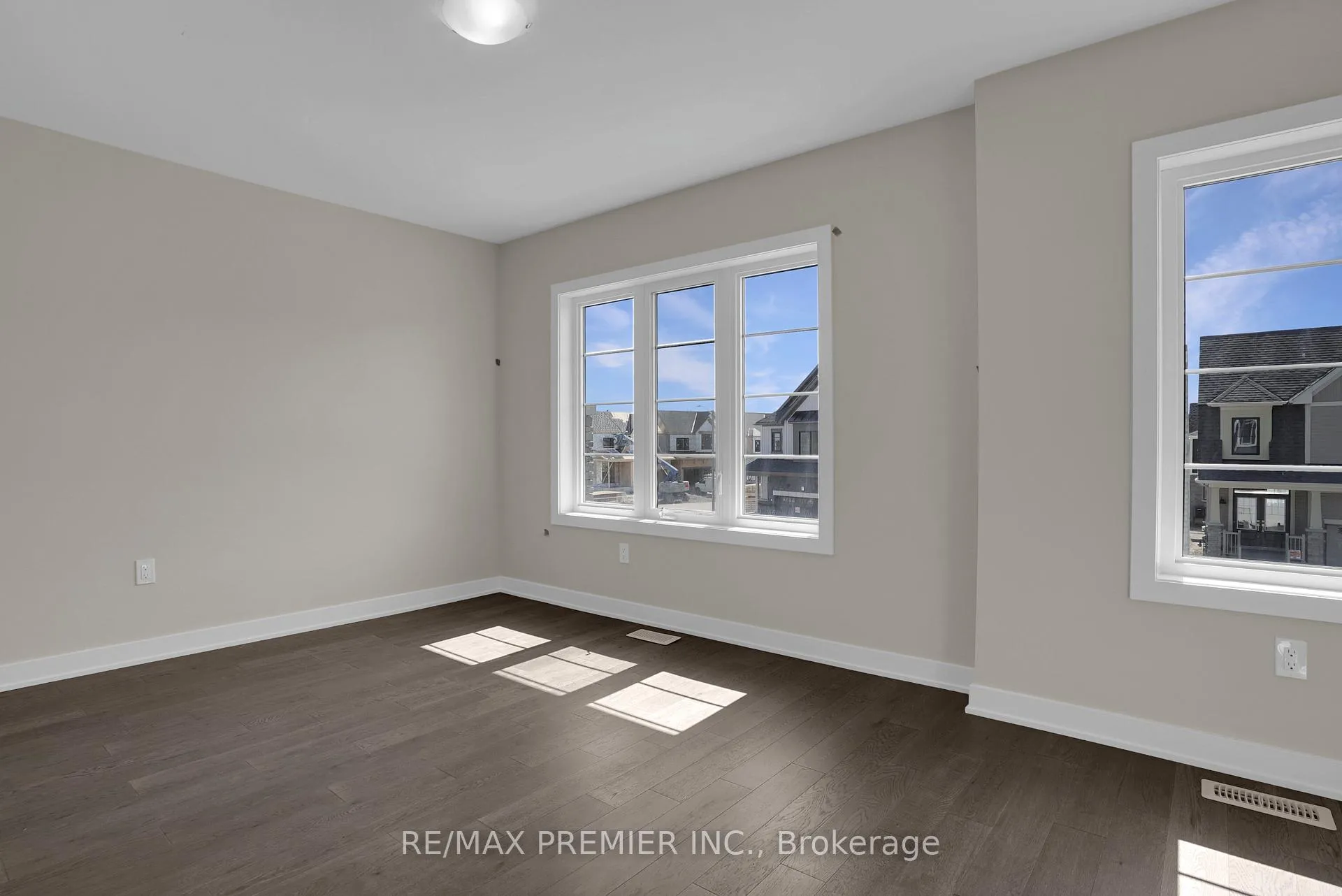 Photo 17 of 28 Downriver Drive, Welland, Dain City — HOMEH