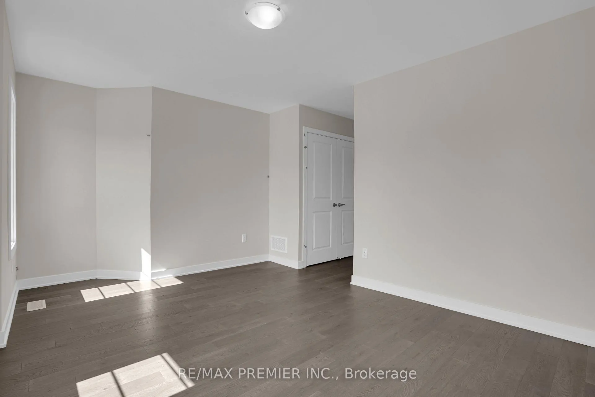 Photo 18 of 28 Downriver Drive, Welland, Dain City — HOMEH