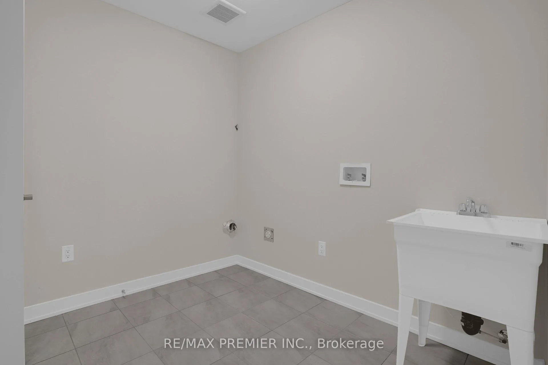 Photo 19 of 28 Downriver Drive, Welland, Dain City — HOMEH