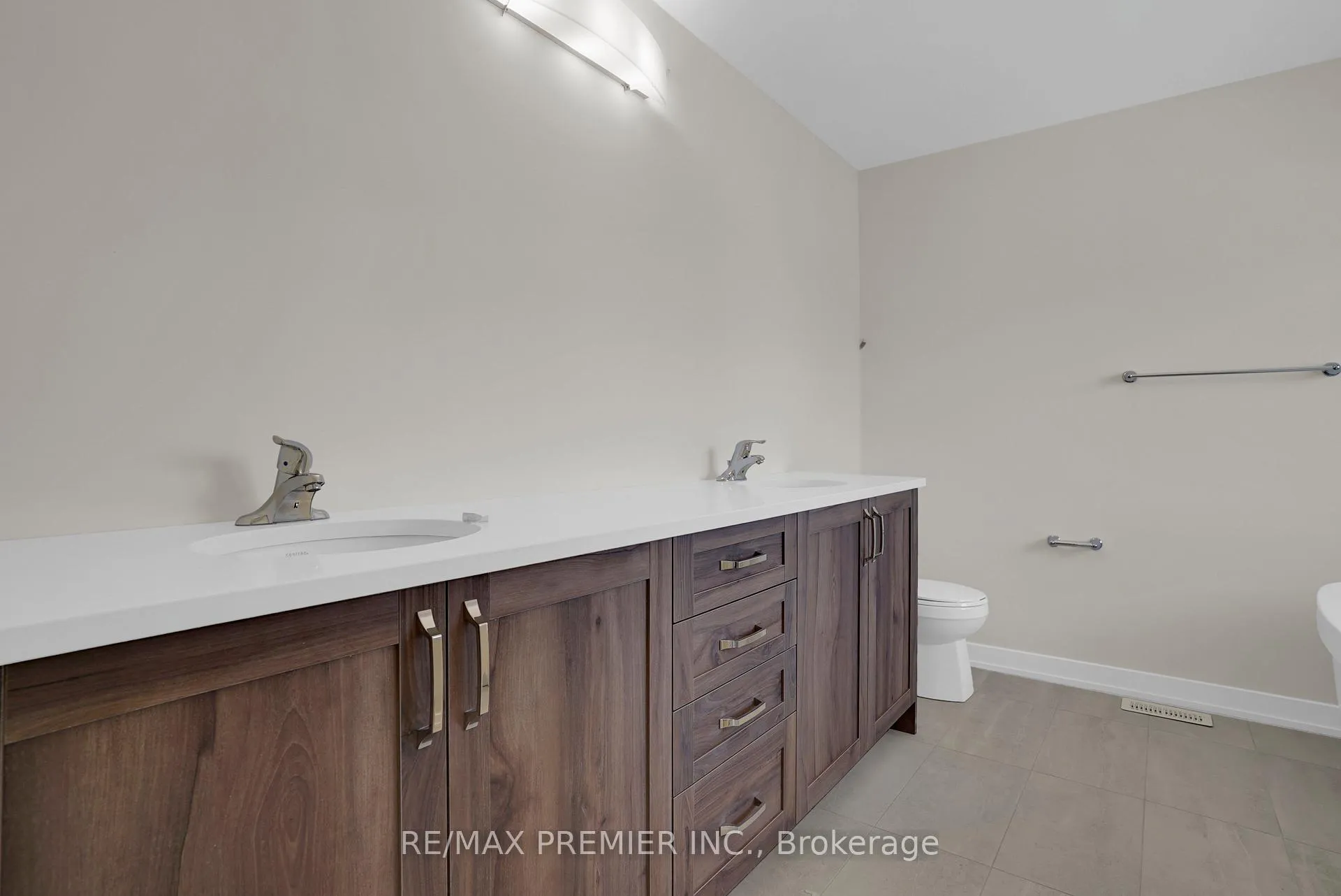 Photo 44 of 28 Downriver Drive, Welland, Dain City — HOMEH