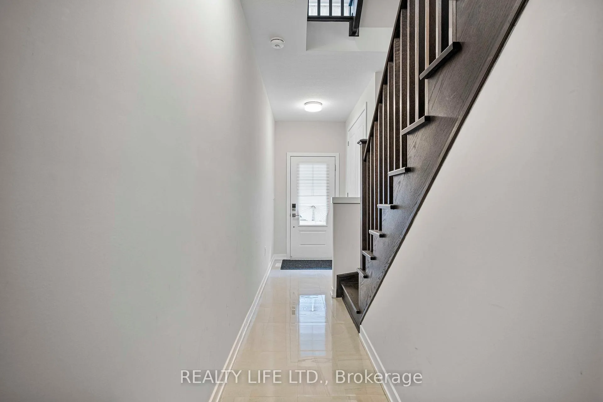 Photo 3 of 28 Folcroft Street, Brampton, Credit Valley — HOMEH