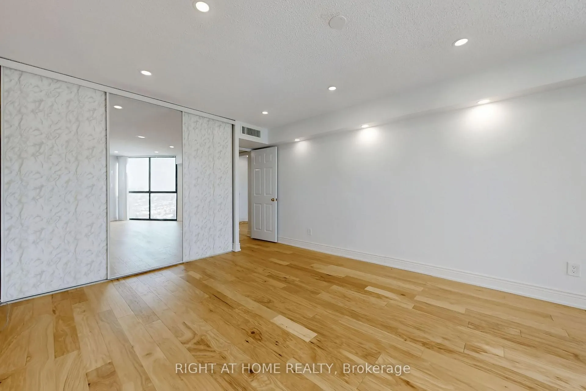 Photo 32 of Unit 2009, 40 Richview Road, Etobicoke, Humber Heights — HOMEH