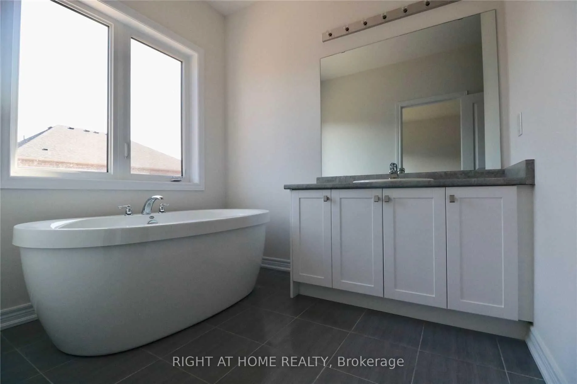 Photo 11 of 9 Conarty Crescent, Whitby, Rural Whitby — HOMEH