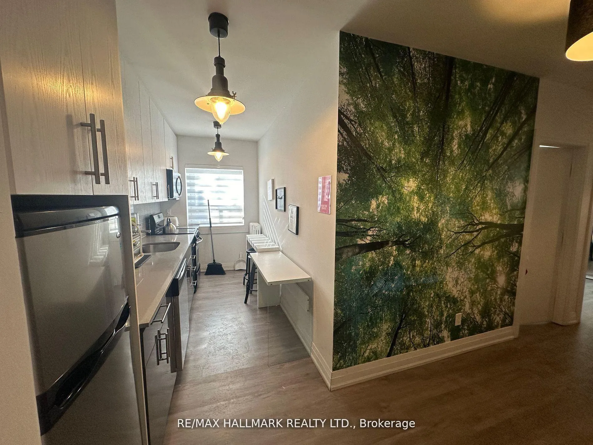 Front of Unit 5, 595 St Clair Avenue W