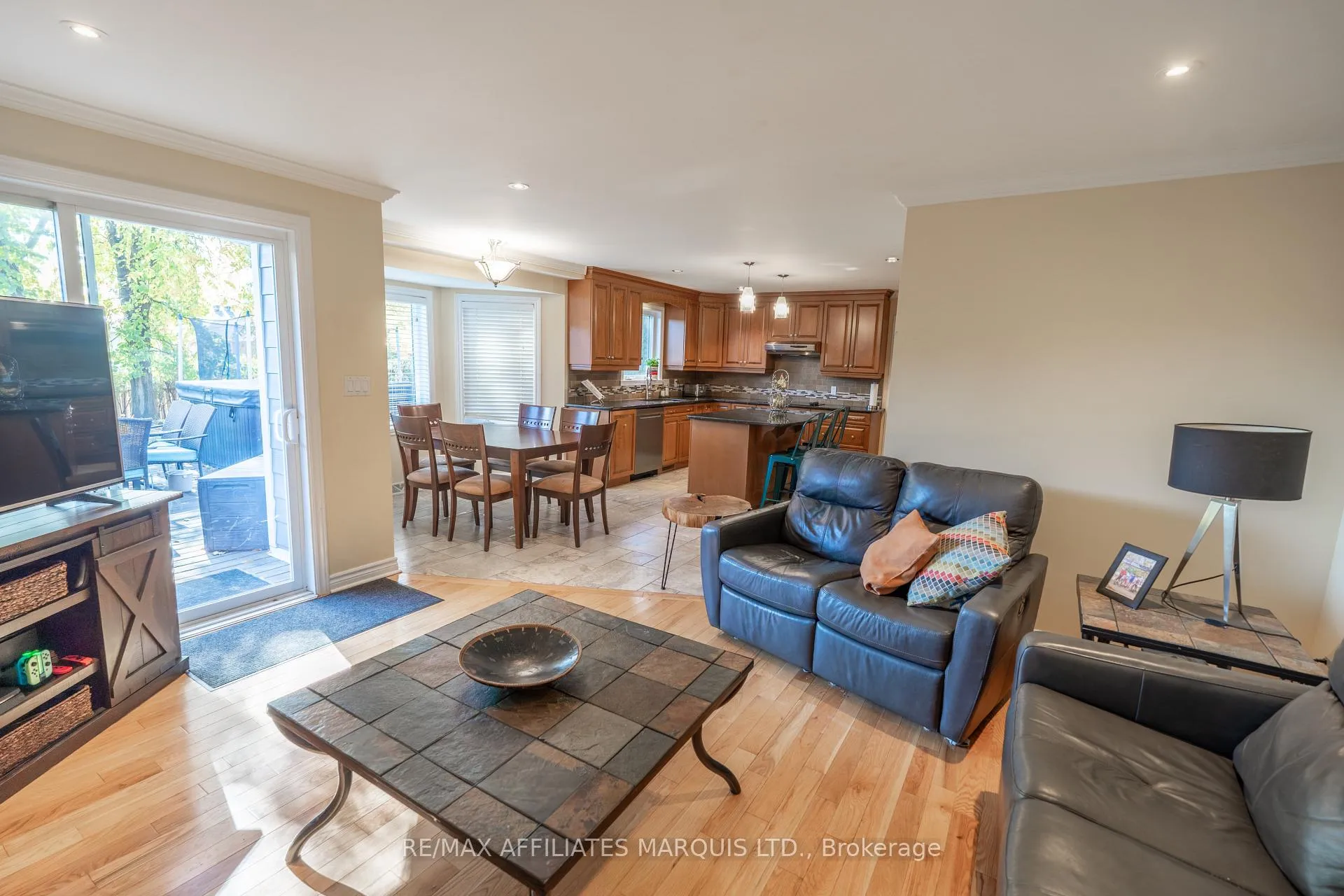 Photo 5 of 865 Chelsea Crescent, Cornwall — HOMEH