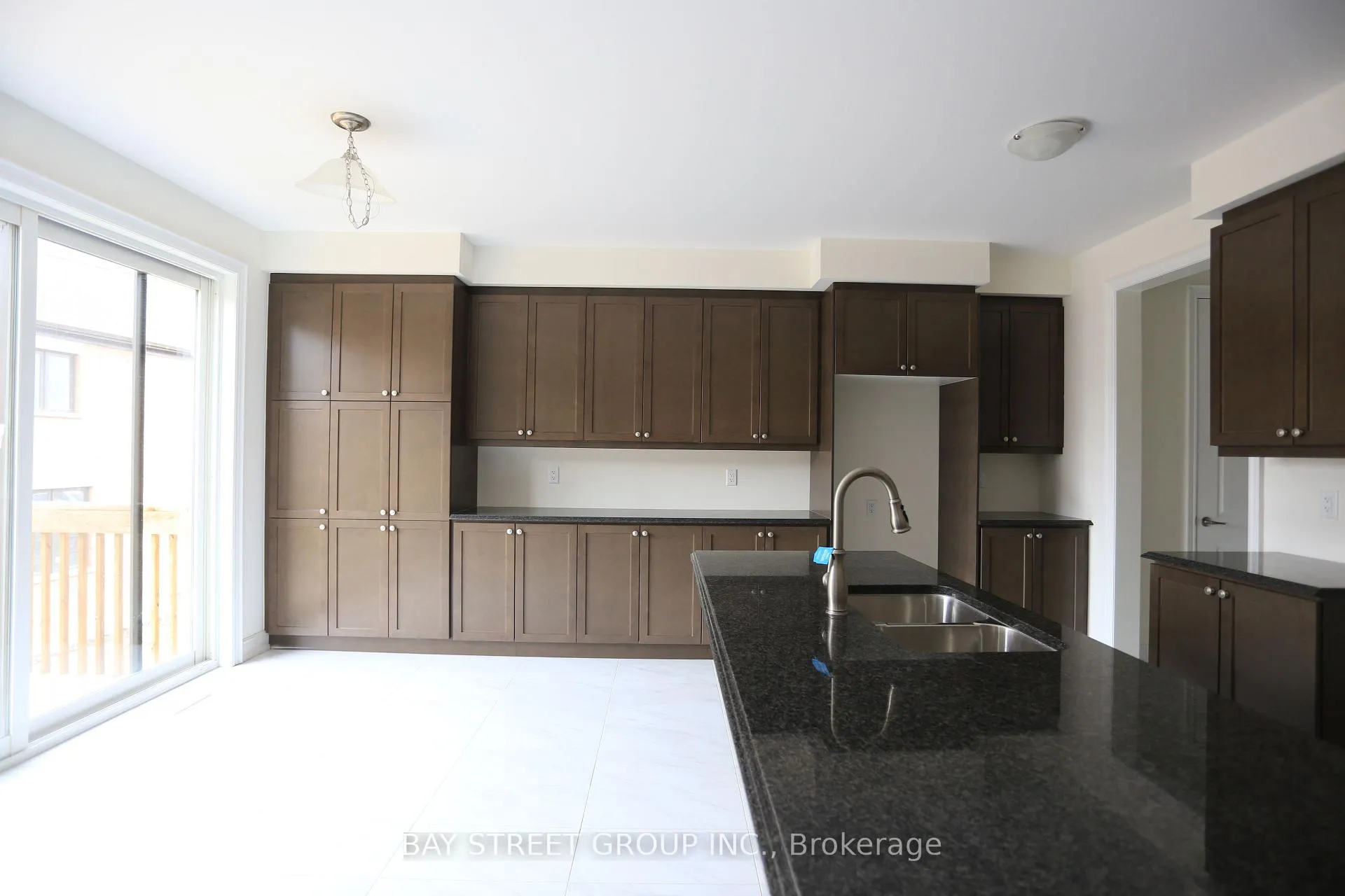Photo 3 of 153 Kleinburg Summit Way, Vaughan, Kleinburg — HOMEH
