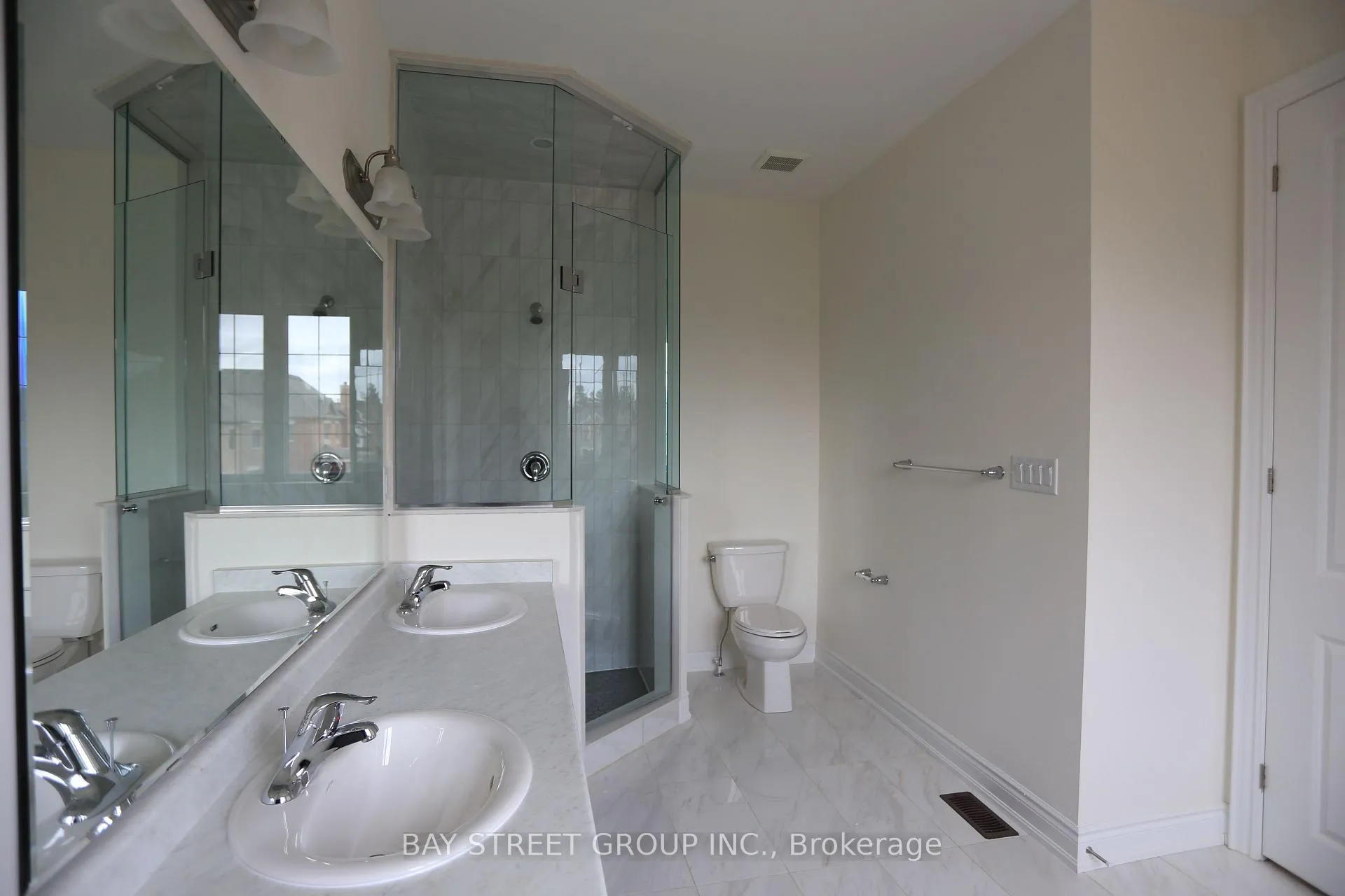 Photo 17 of 153 Kleinburg Summit Way, Vaughan, Kleinburg — HOMEH