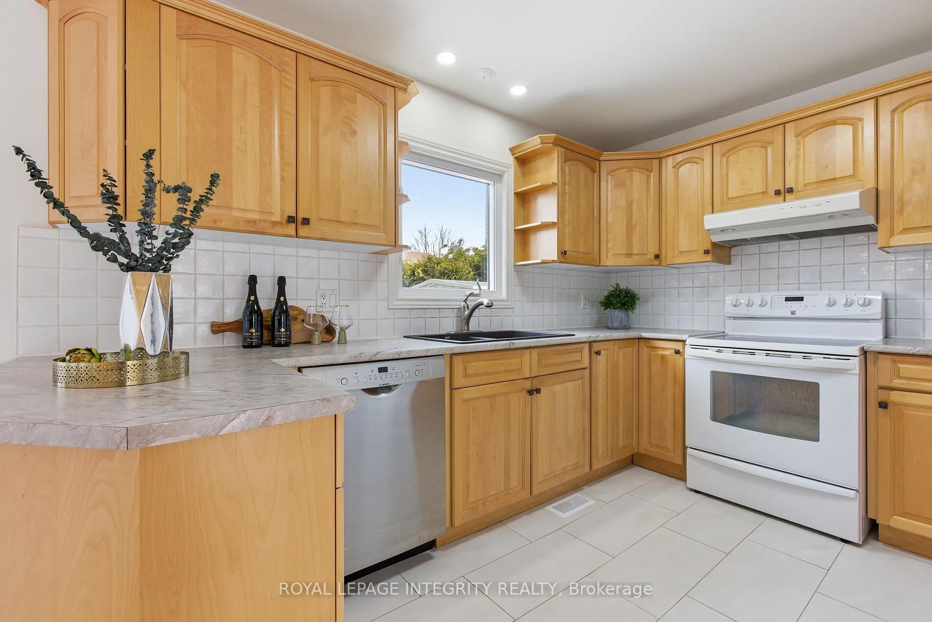 Photo 9 of 1019 Driftwood Crescent, Ottawa, Convent Glen — HOMEH