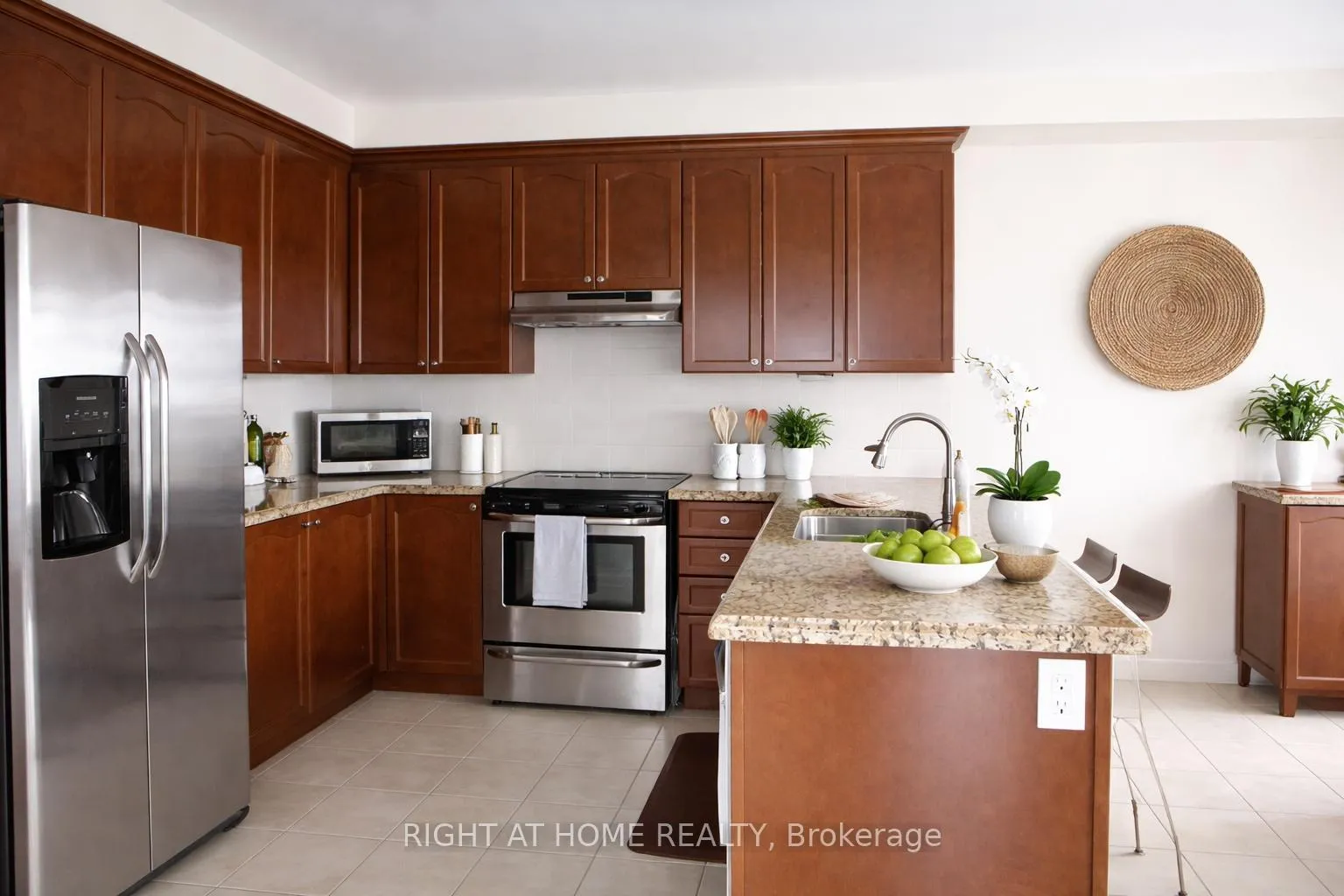 Photo 4 of 138 Teal Crest Circle, Brampton, Credit Valley — HOMEH