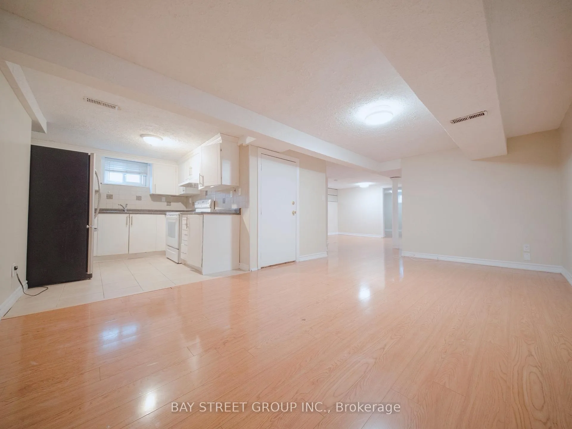 Photo 2 of Unit Lower, 56 Corby Crescent, Brampton, Downtown Brampton — HOMEH