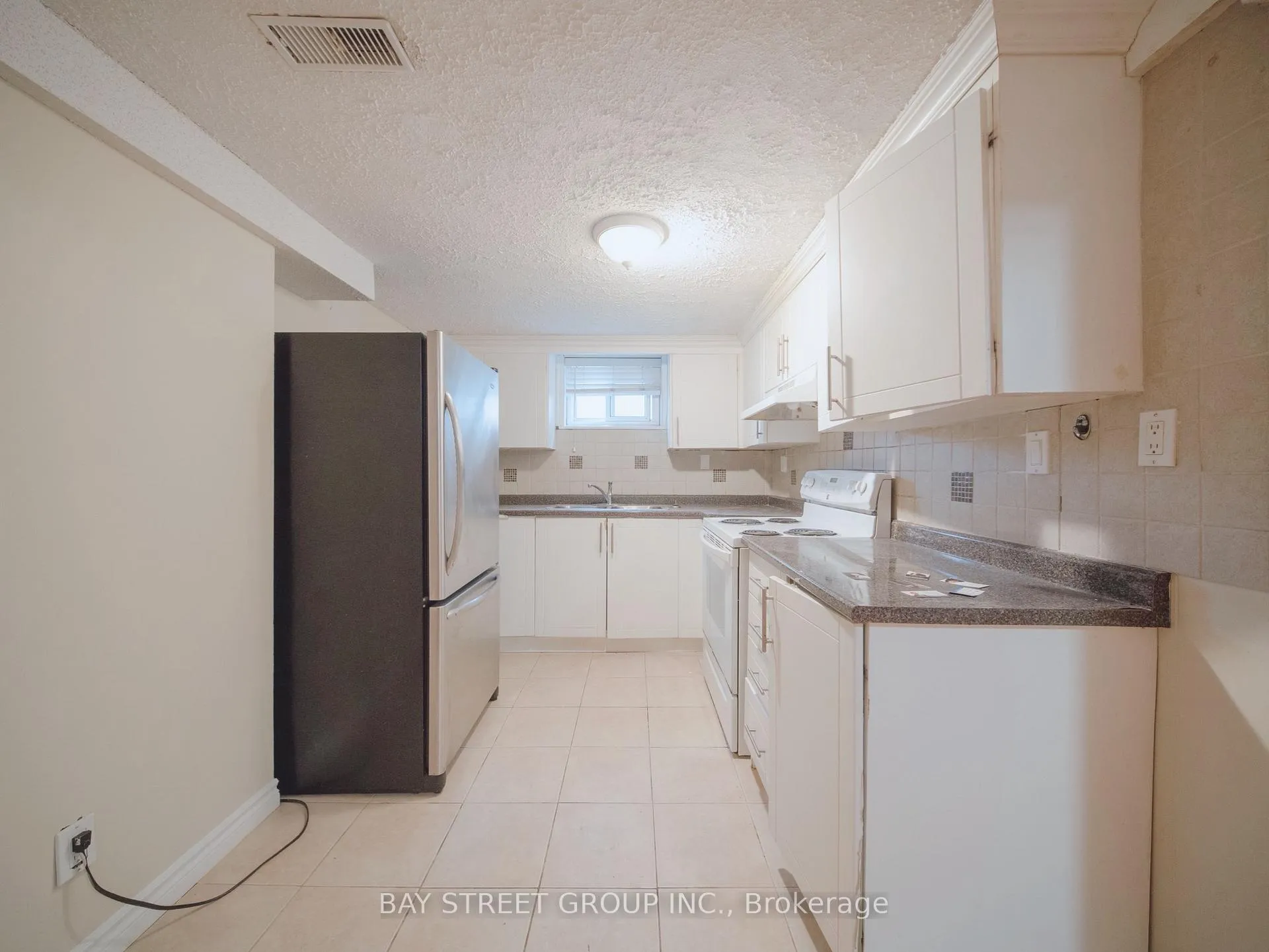Photo 3 of Unit Lower, 56 Corby Crescent, Brampton, Downtown Brampton — HOMEH