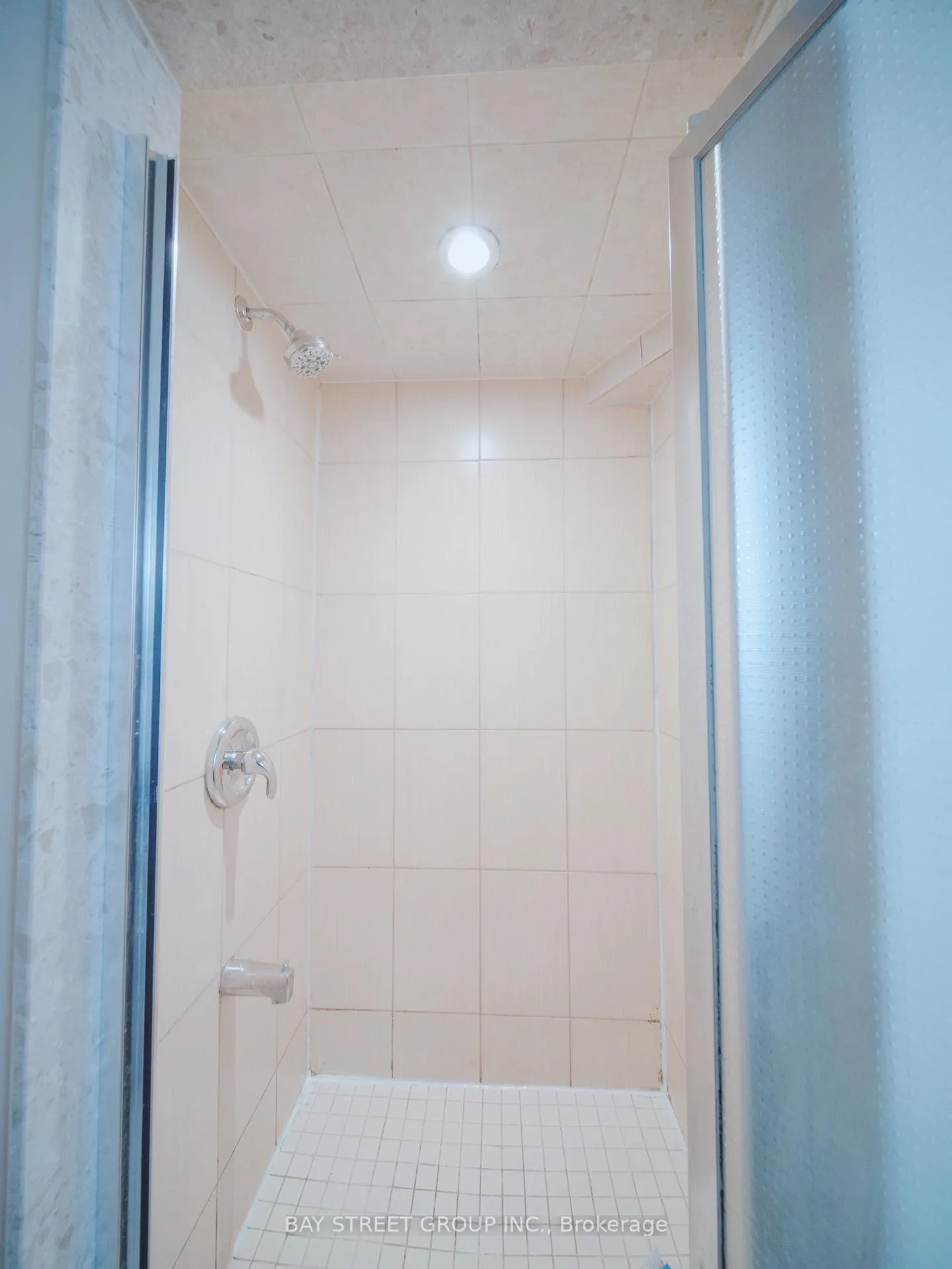 Photo 7 of Unit Lower, 56 Corby Crescent, Brampton, Downtown Brampton — HOMEH