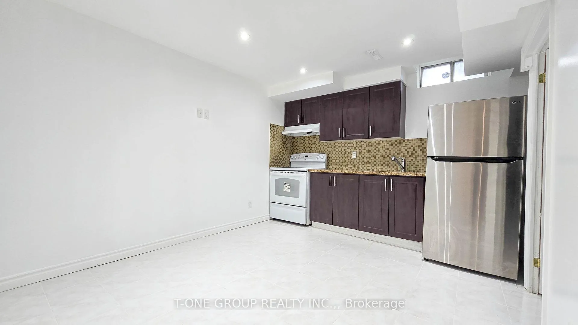 Photo 2 of 7 Mccrackin Court, Vaughan, Lakeview Estates — HOMEH