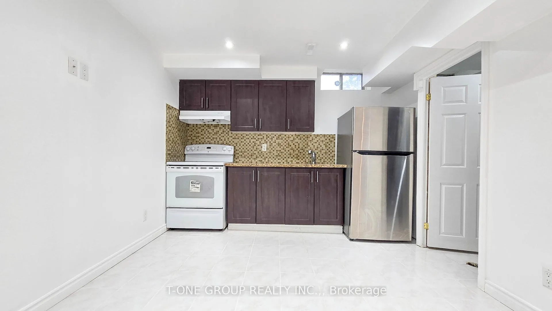 Photo 3 of 7 Mccrackin Court, Vaughan, Lakeview Estates — HOMEH