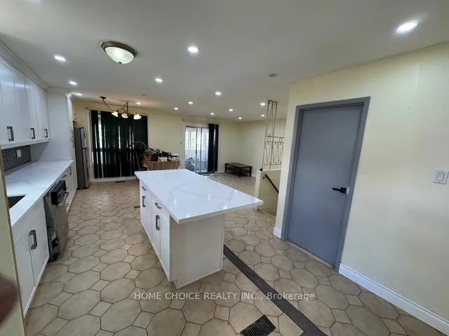 Photo 7 of 12 sultan pool Drive E, Etobicoke, West Humber-Clairville — HOMEH