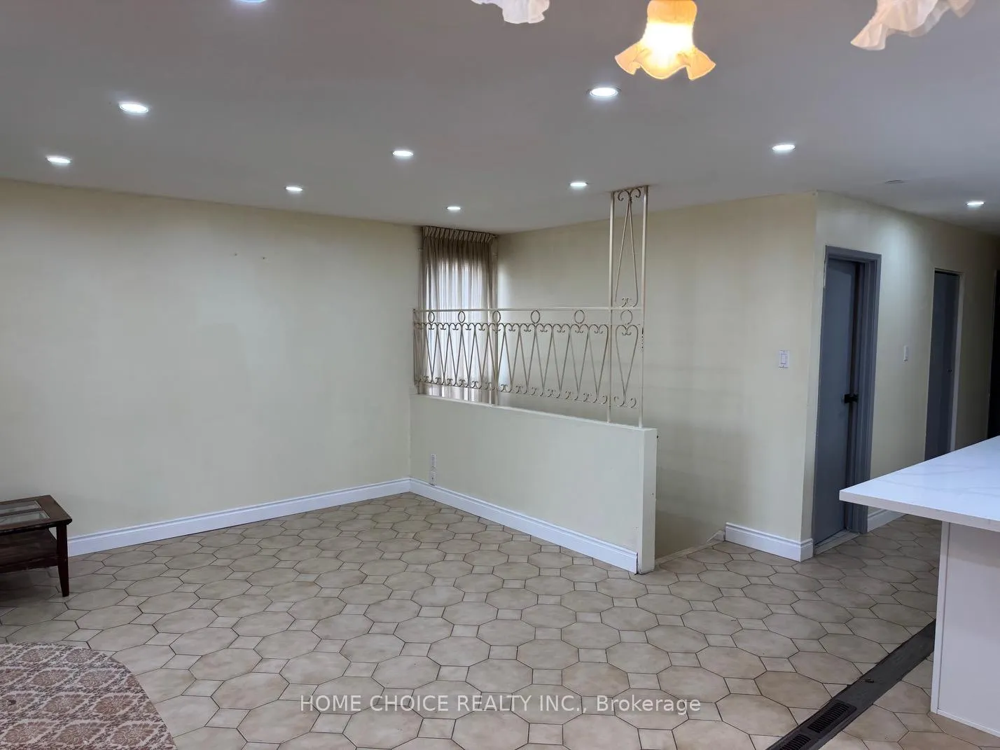 Photo 10 of 12 sultan pool Drive E, Etobicoke, West Humber-Clairville — HOMEH