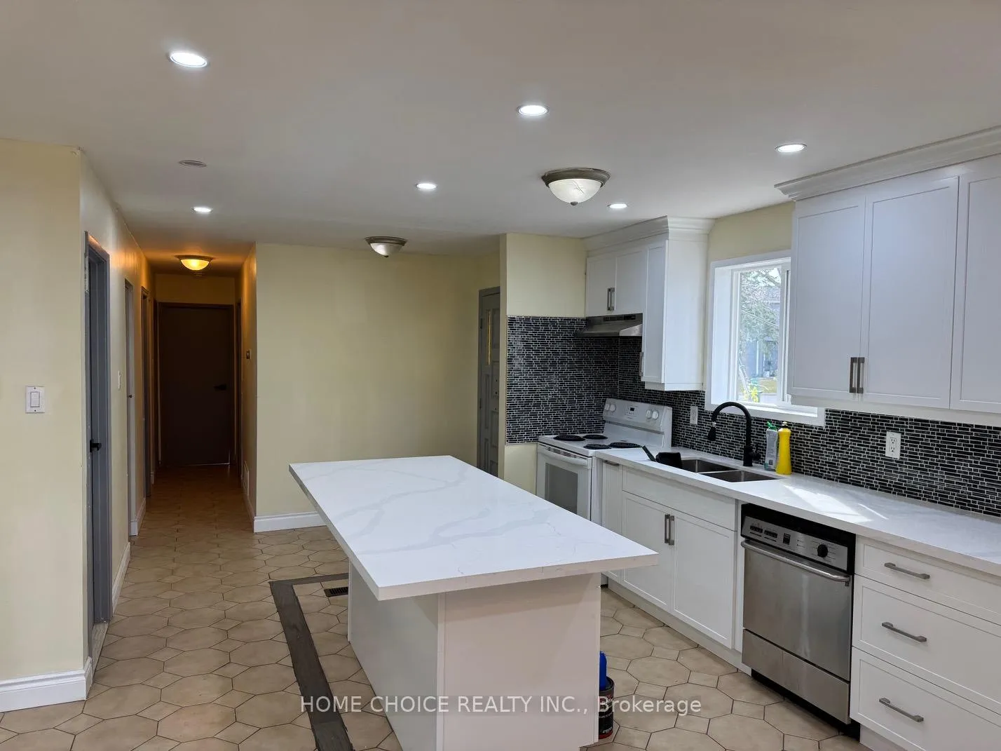Photo 11 of 12 sultan pool Drive E, Etobicoke, West Humber-Clairville — HOMEH