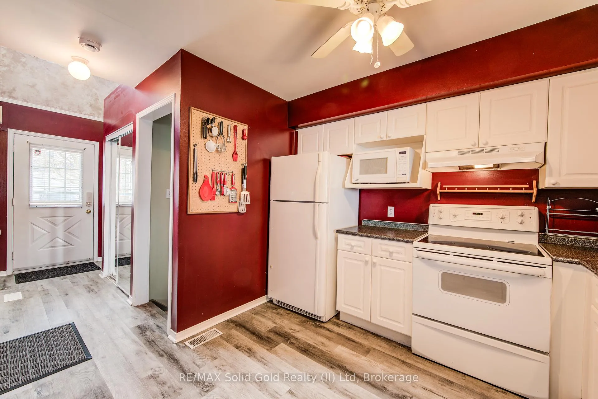 Photo 12 of 90 Mooregate Crescent, Kitchener, Victoria Hills — HOMEH