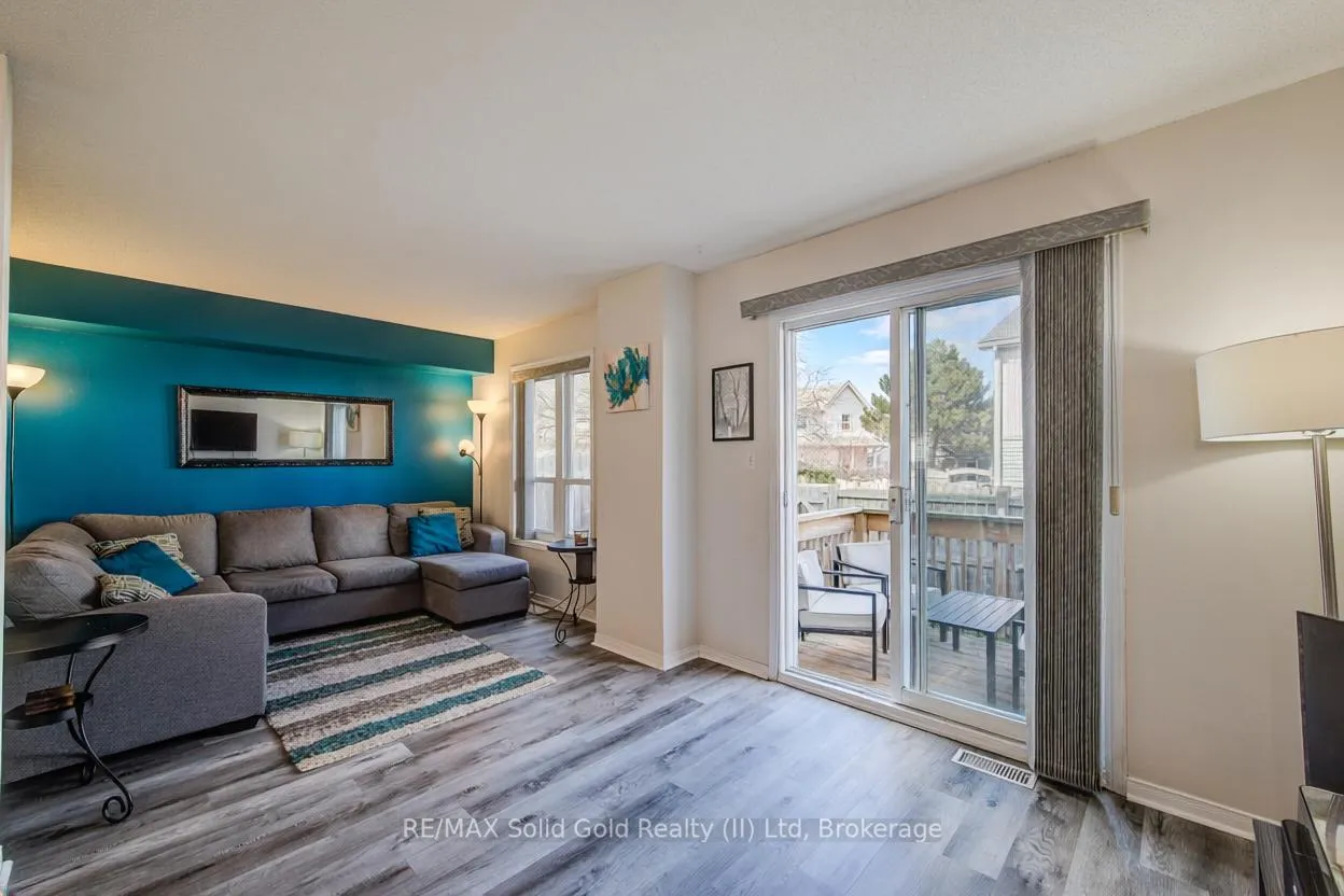 Photo 16 of 90 Mooregate Crescent, Kitchener, Victoria Hills — HOMEH