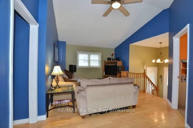 Photo 5 of 4 Donald Crescent, Wasaga Beach — HOMEH