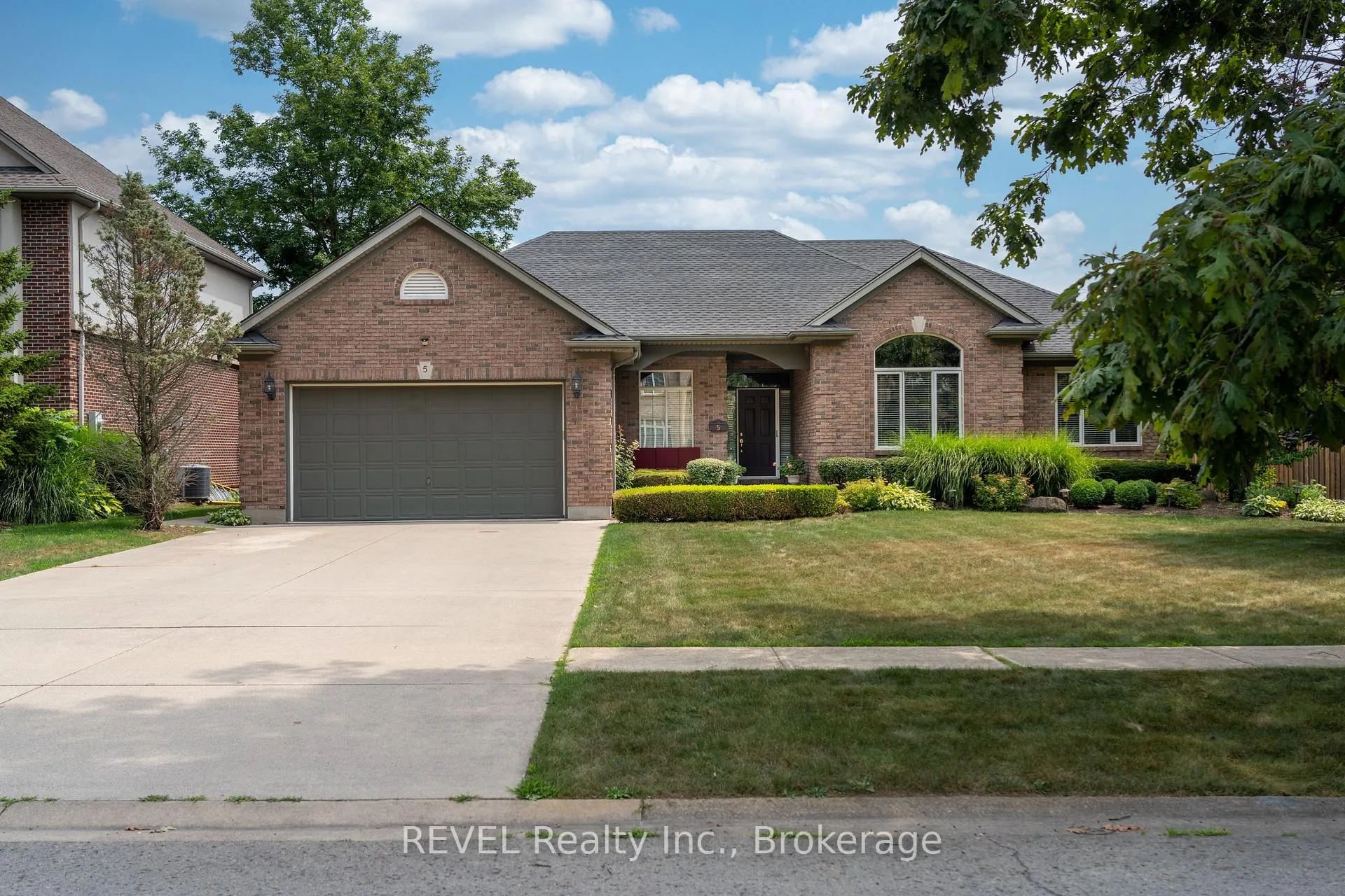Photo 2 of 5 Beechwood Crescent, Pelham, Fonthill — HOMEH