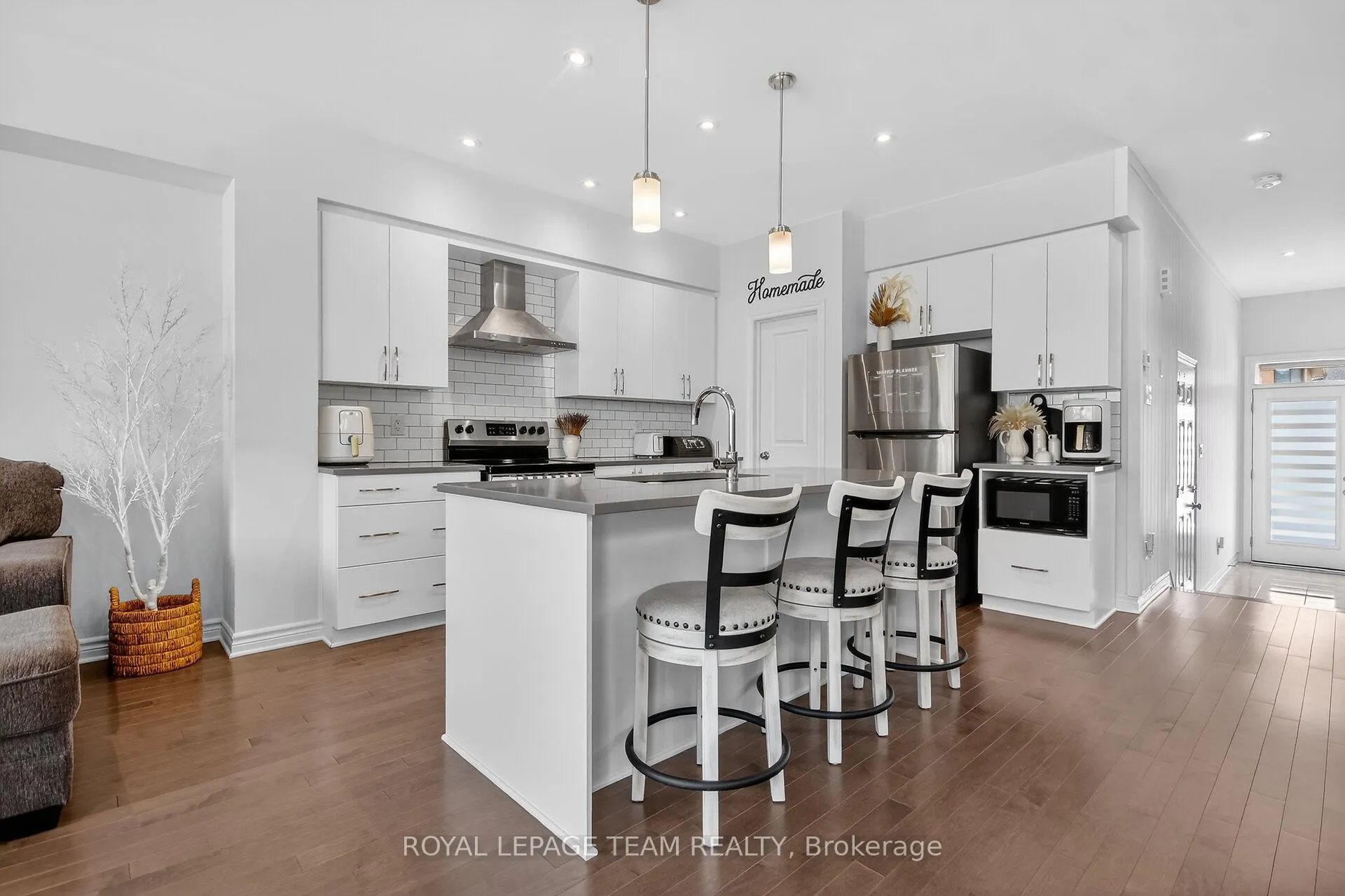 Photo 4 of 545 Borbridge Avenue, Ottawa, Riverside South/Gloucester Glen — HOMEH