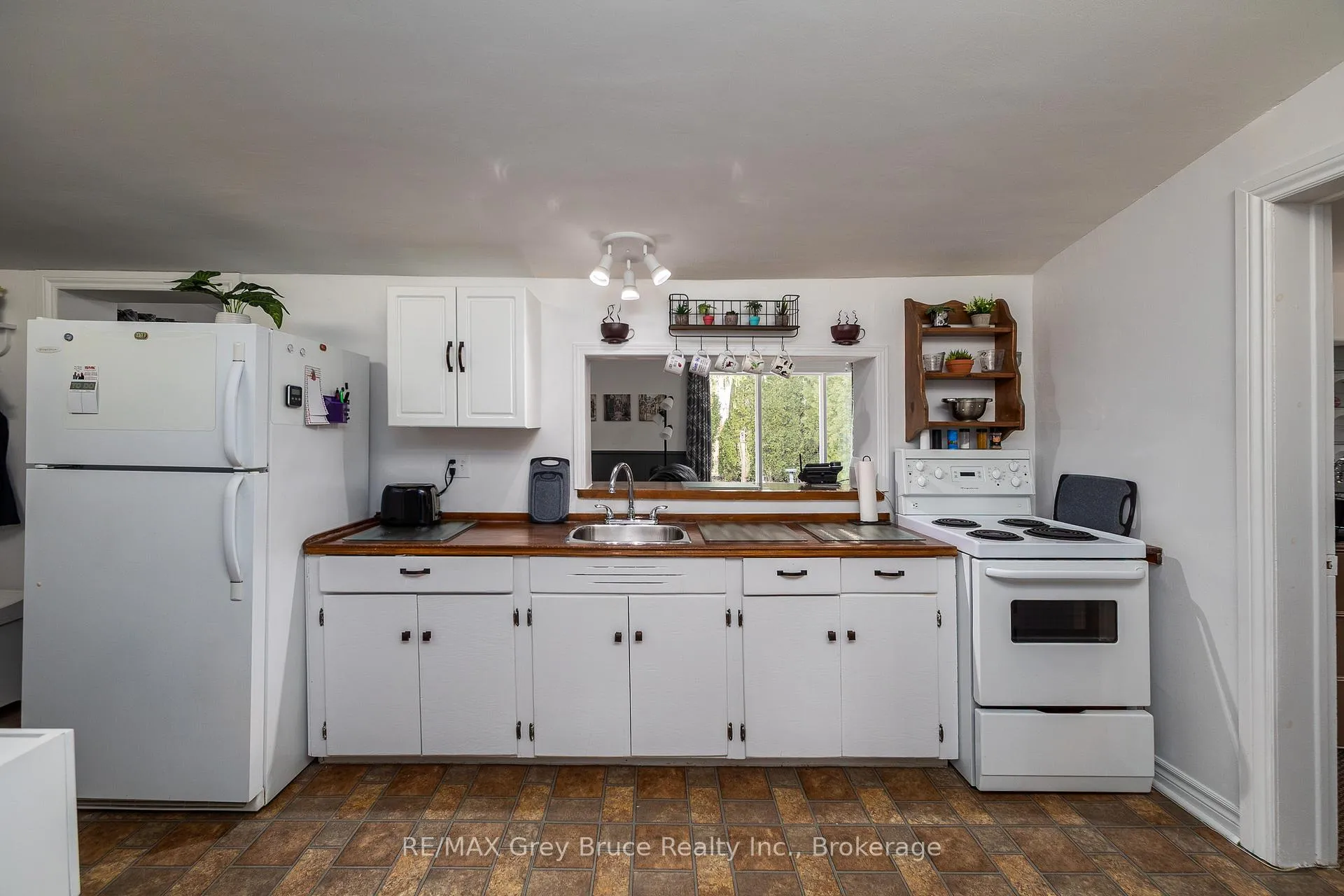 Photo 17 of 1075 6th Avenue W, Owen Sound — HOMEH
