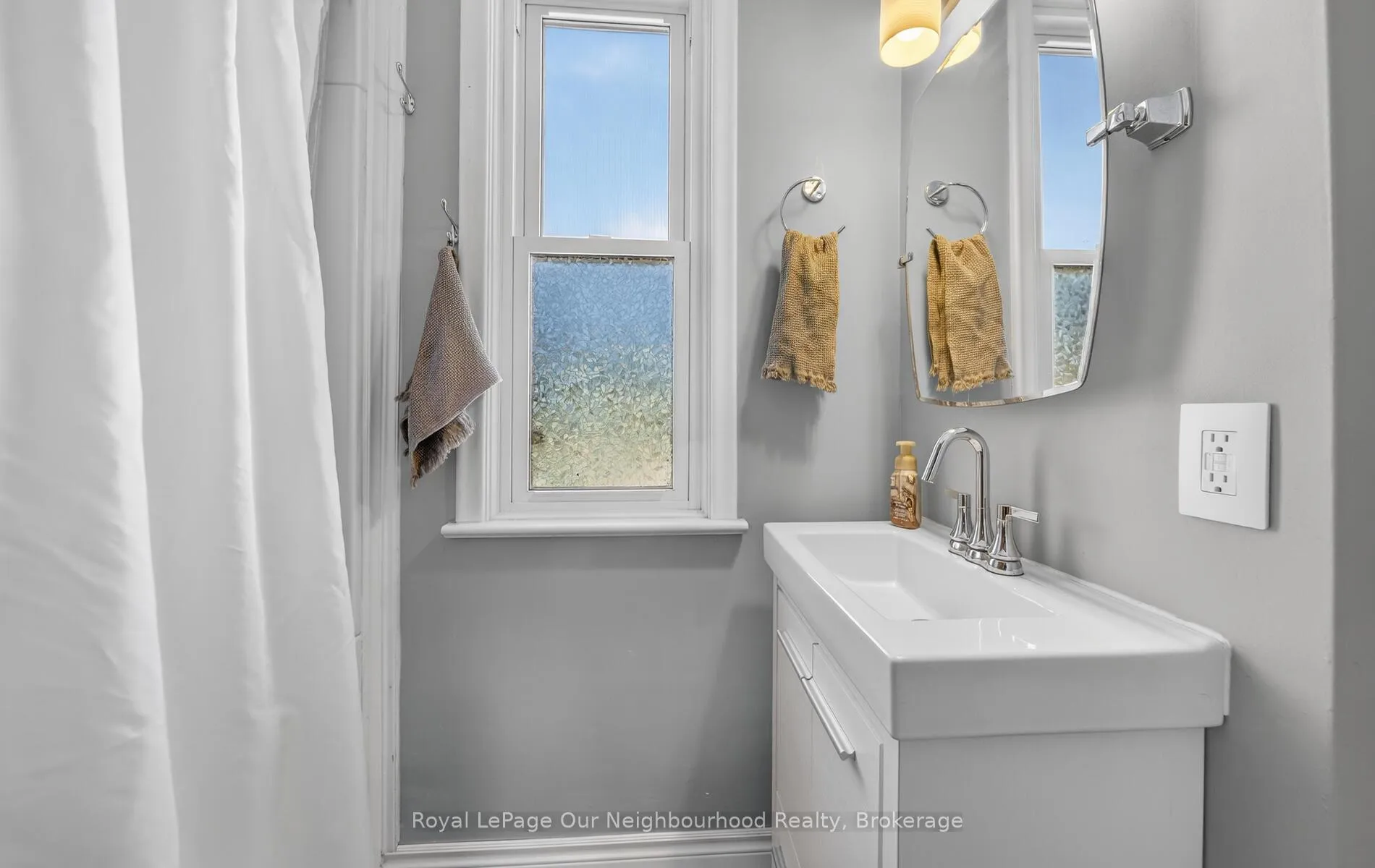 Photo 12 of 66 sidney Crescent, Quinte West, Sidney Ward — HOMEH