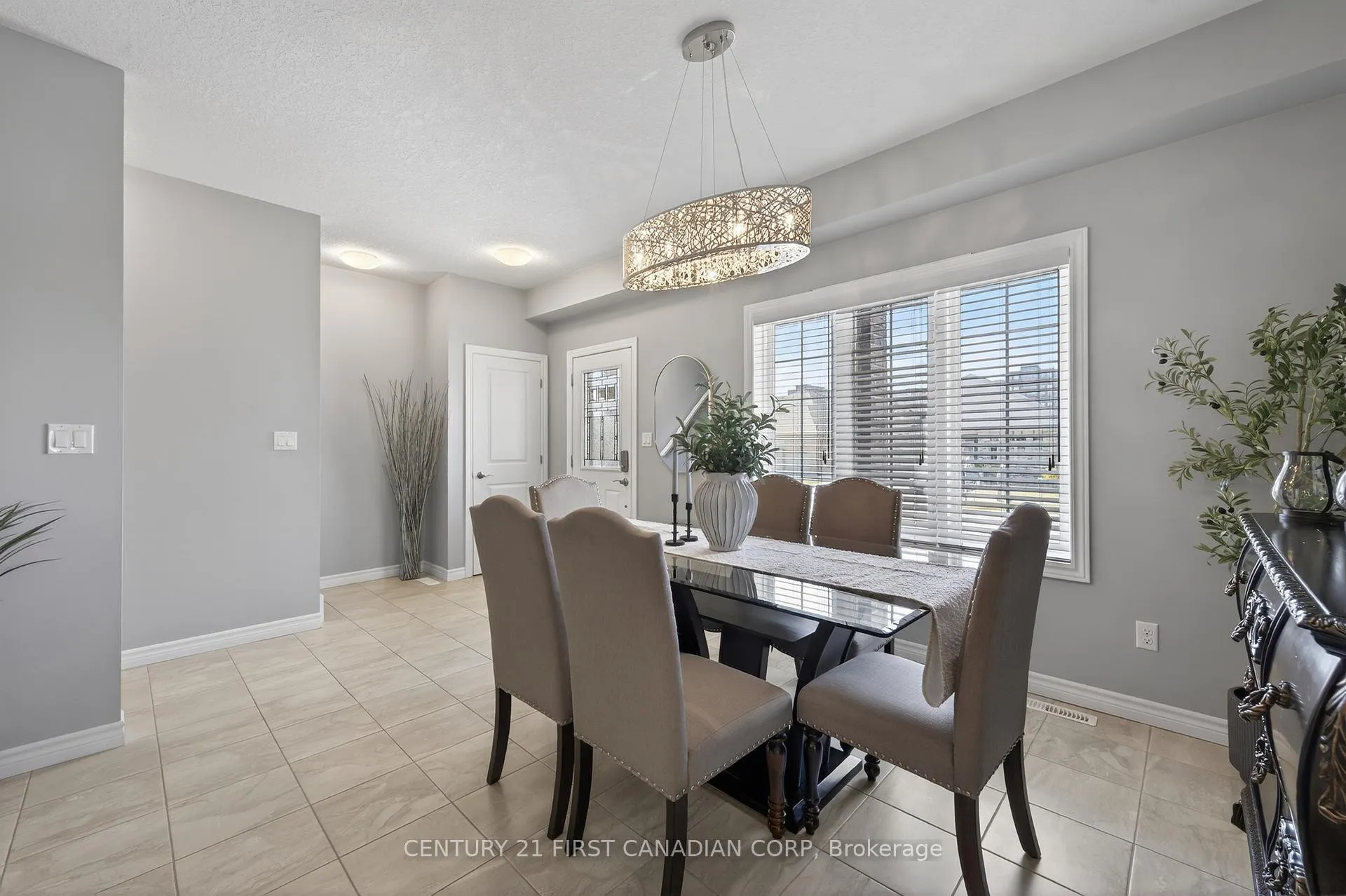 Photo 5 of 3173 Singleton Avenue, London, South W — HOMEH