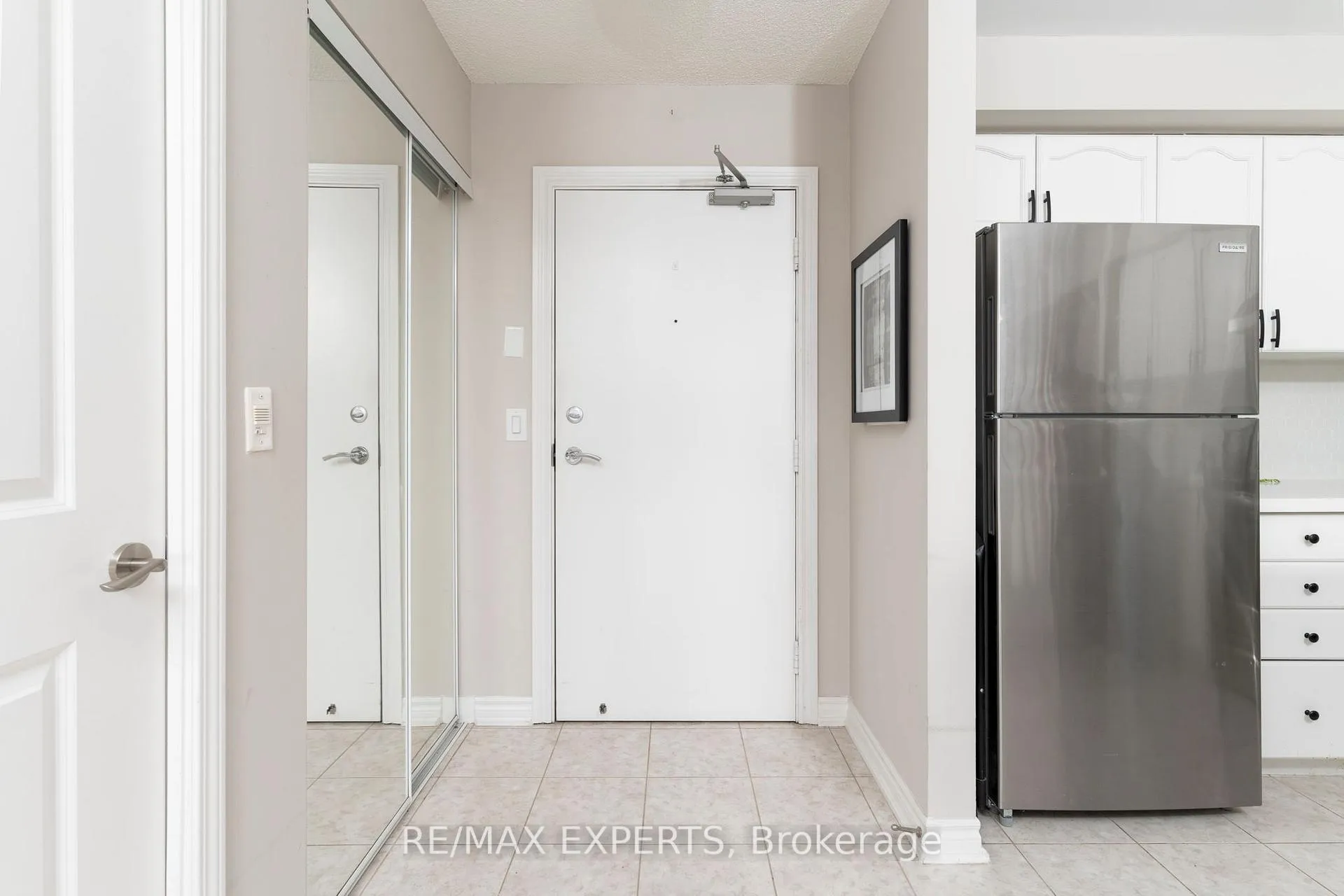 Photo 3 of Unit 212, 8026 Kipling Avenue, Vaughan, West Woodbridge — HOMEH