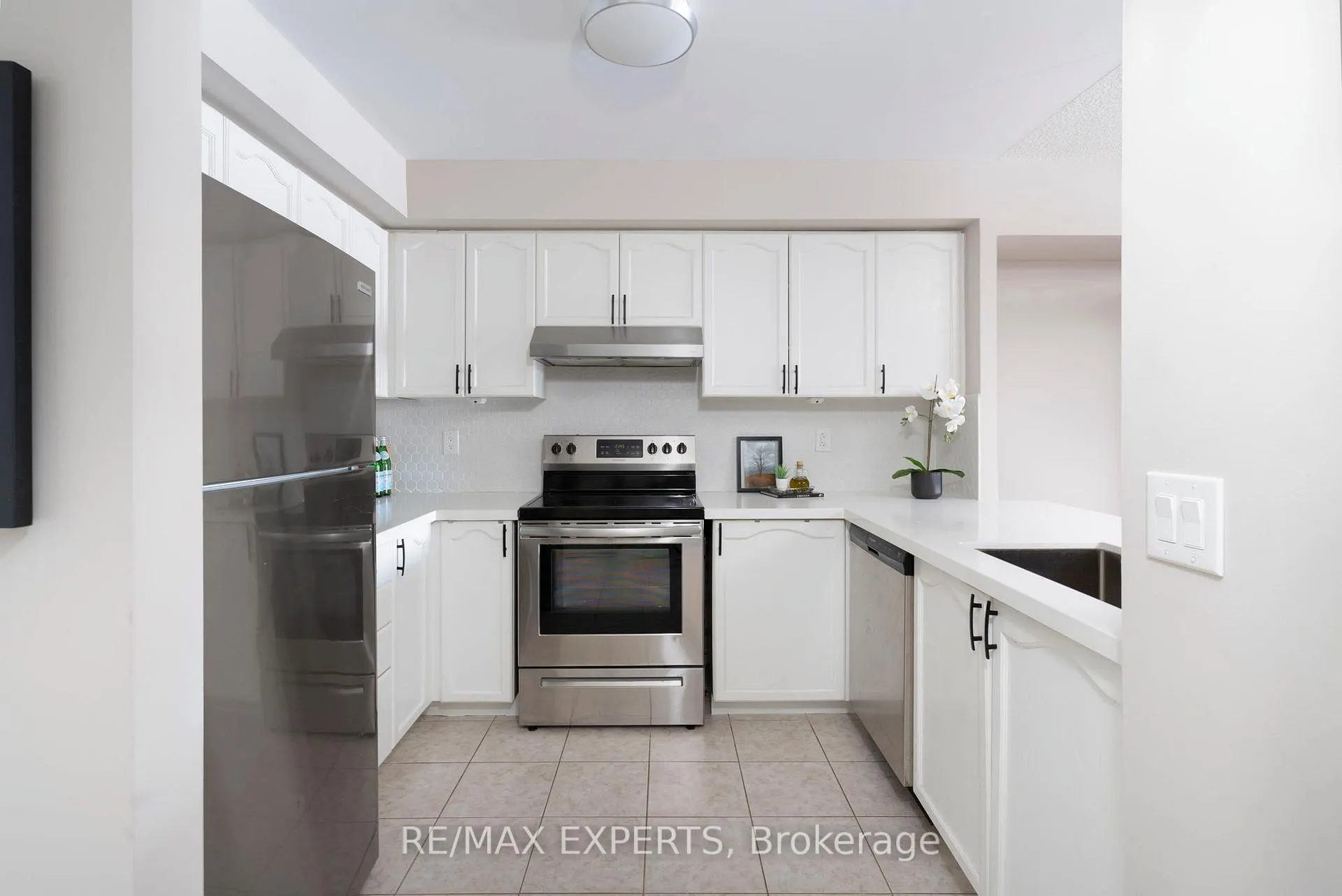 Photo 4 of Unit 212, 8026 Kipling Avenue, Vaughan, West Woodbridge — HOMEH