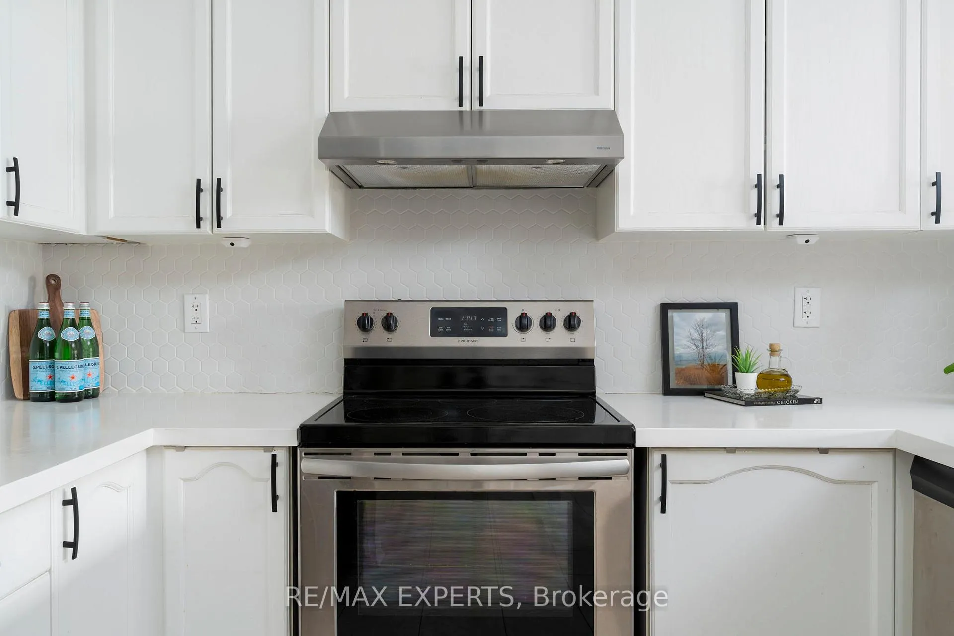 Photo 6 of Unit 212, 8026 Kipling Avenue, Vaughan, West Woodbridge — HOMEH