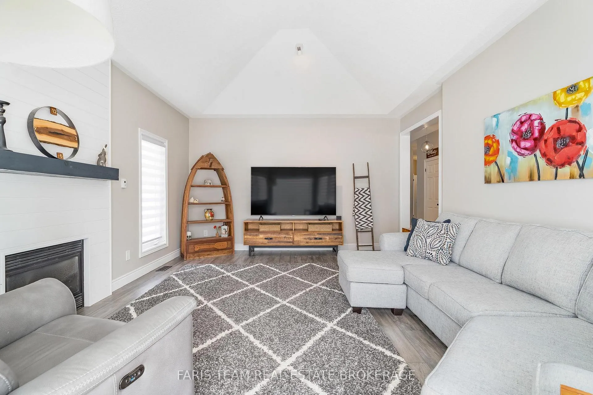 Photo 13 of 29 Riverdale Drive, Wasaga Beach — HOMEH