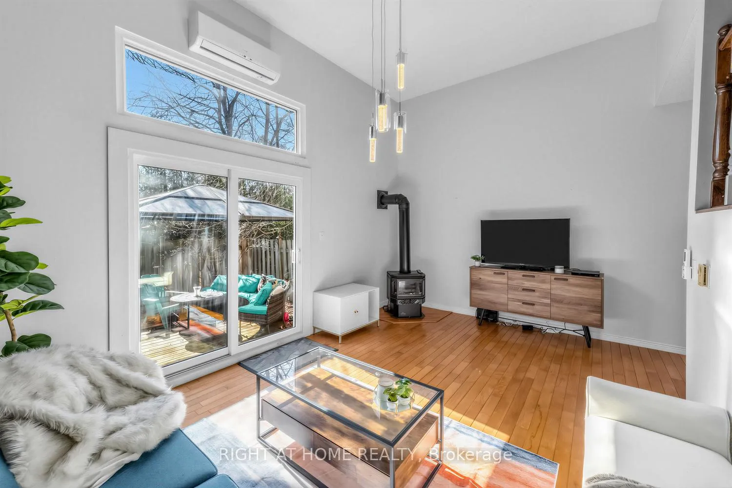 Photo 5 of Unit 3, 2 Worton Avenue, Guelph, Willow West/Sugarbush/West Acres — HOMEH