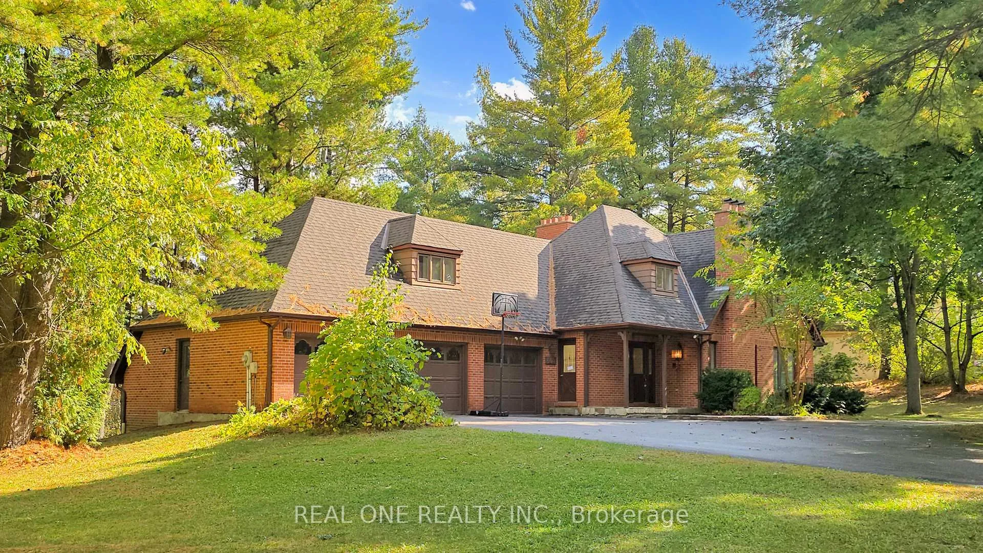 Front of 465 Woodland Acres Crescent