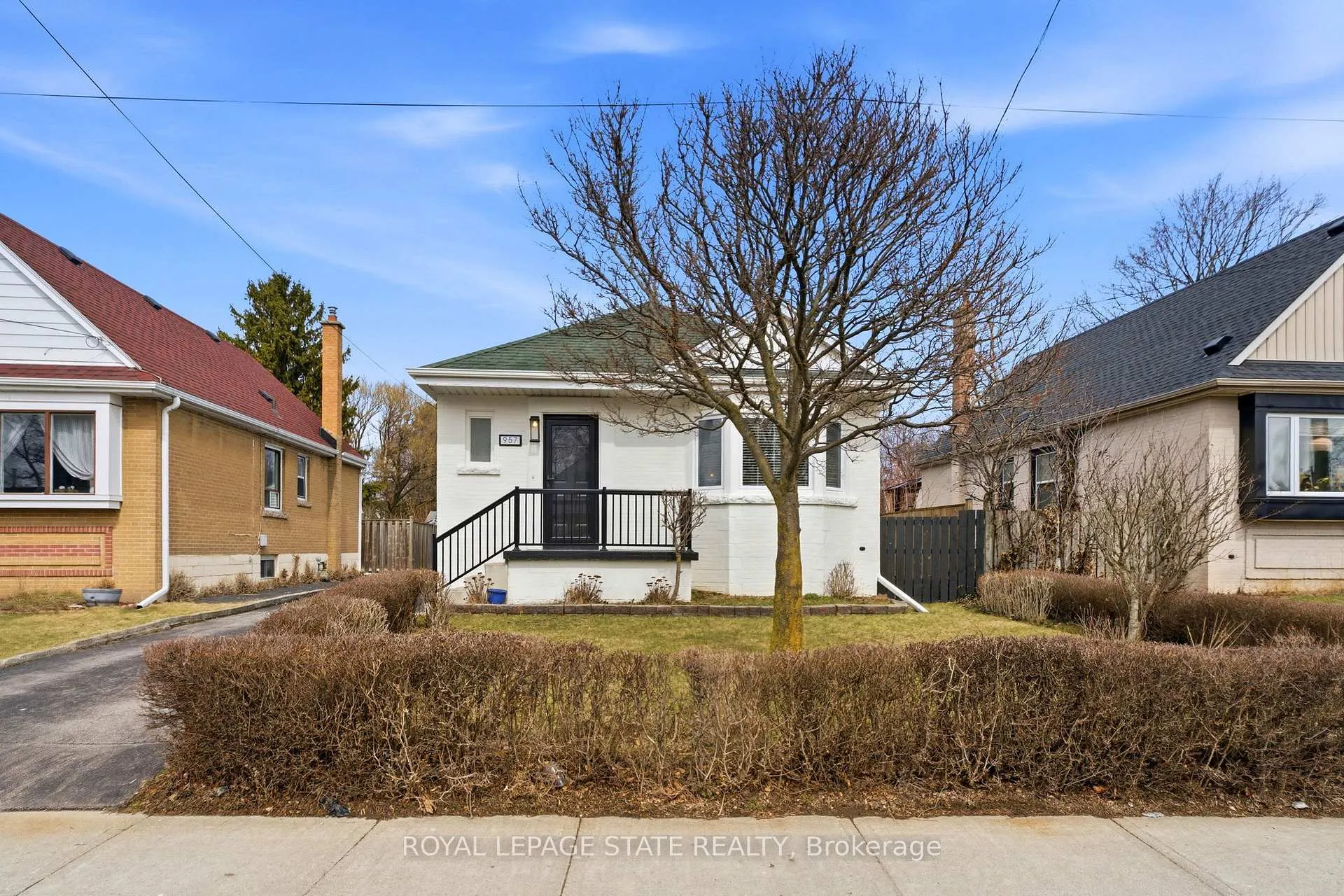Photo 2 of 957 Queensdale Avenue E, Hamilton, Sunninghill — HOMEH