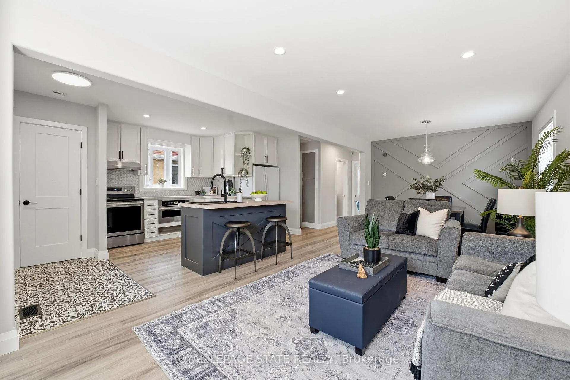 Photo 4 of 957 Queensdale Avenue E, Hamilton, Sunninghill — HOMEH