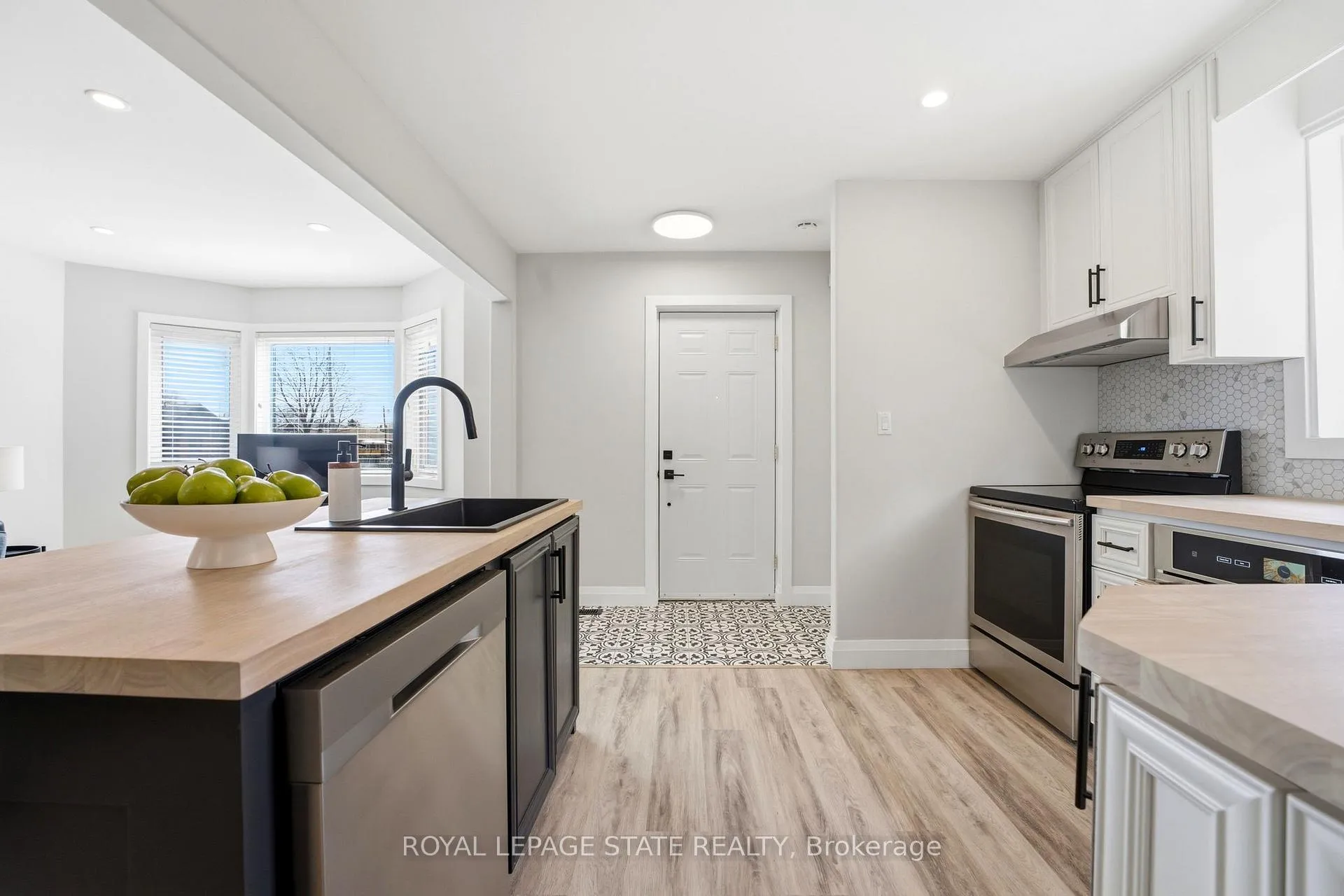 Photo 8 of 957 Queensdale Avenue E, Hamilton, Sunninghill — HOMEH