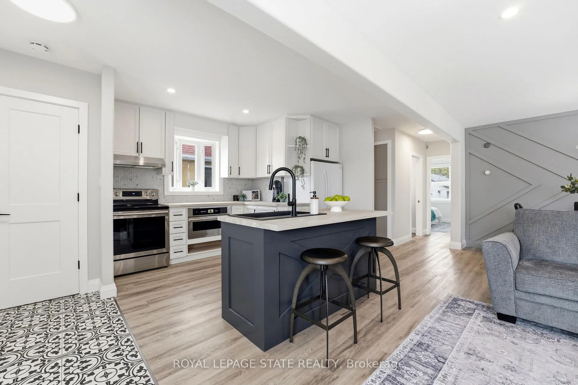 Photo 9 of 957 Queensdale Avenue E, Hamilton, Sunninghill — HOMEH