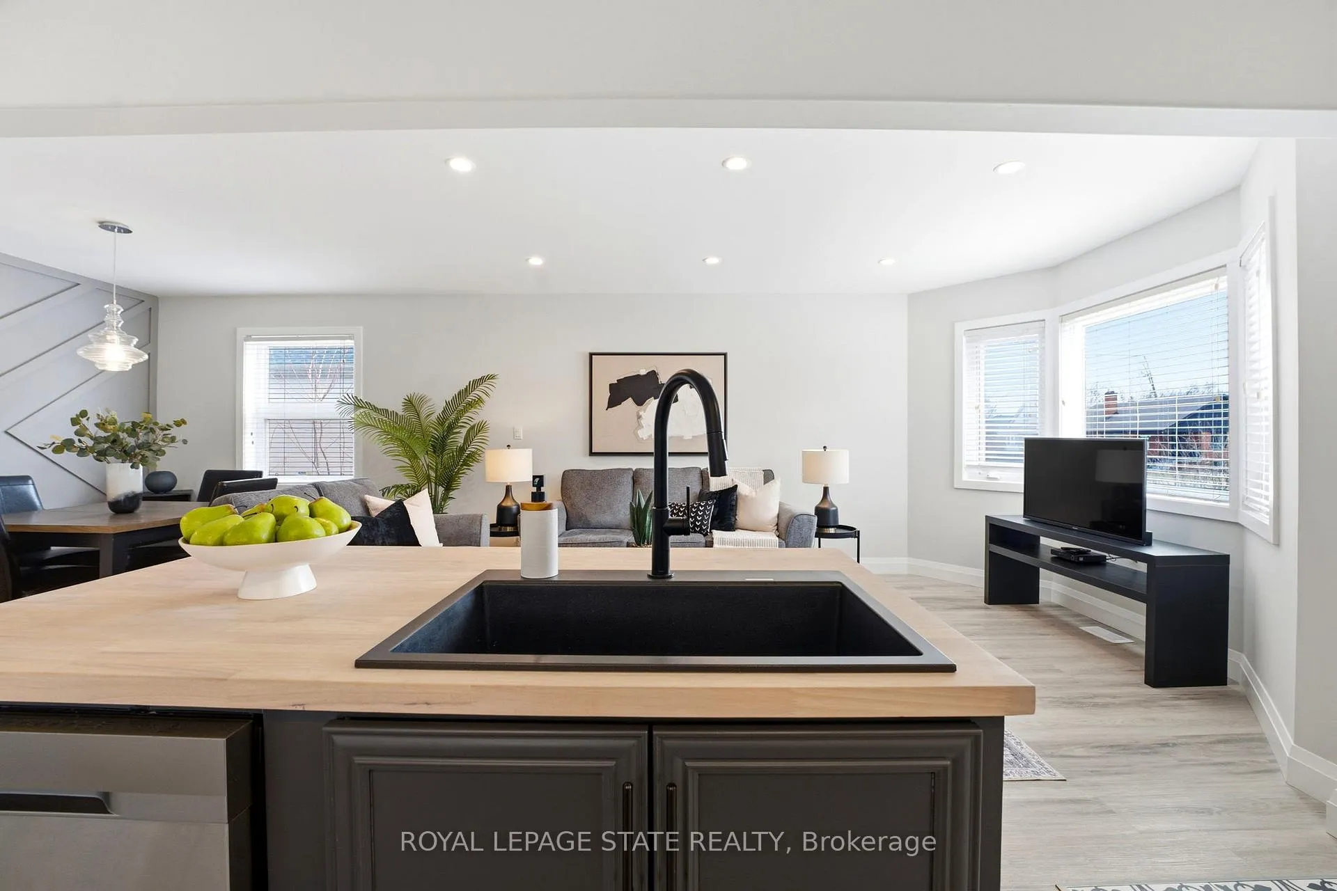 Photo 10 of 957 Queensdale Avenue E, Hamilton, Sunninghill — HOMEH