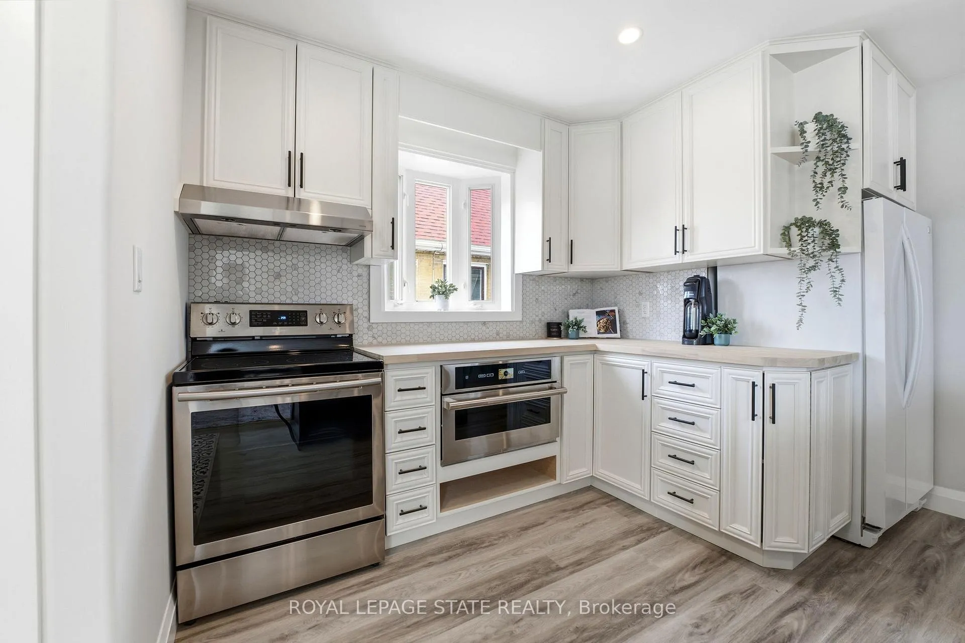 Photo 11 of 957 Queensdale Avenue E, Hamilton, Sunninghill — HOMEH