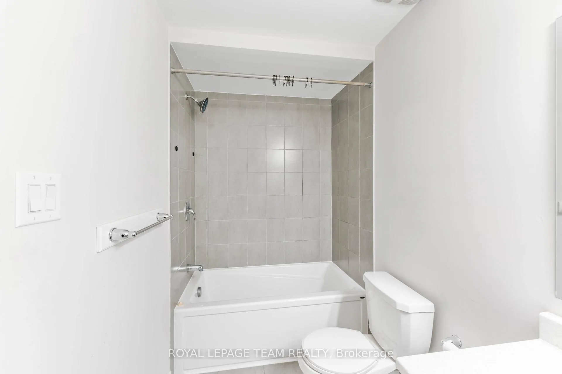 Photo 24 of 140 Walleye Private, Ottawa, Barrhaven - Half Moon Bay — HOMEH
