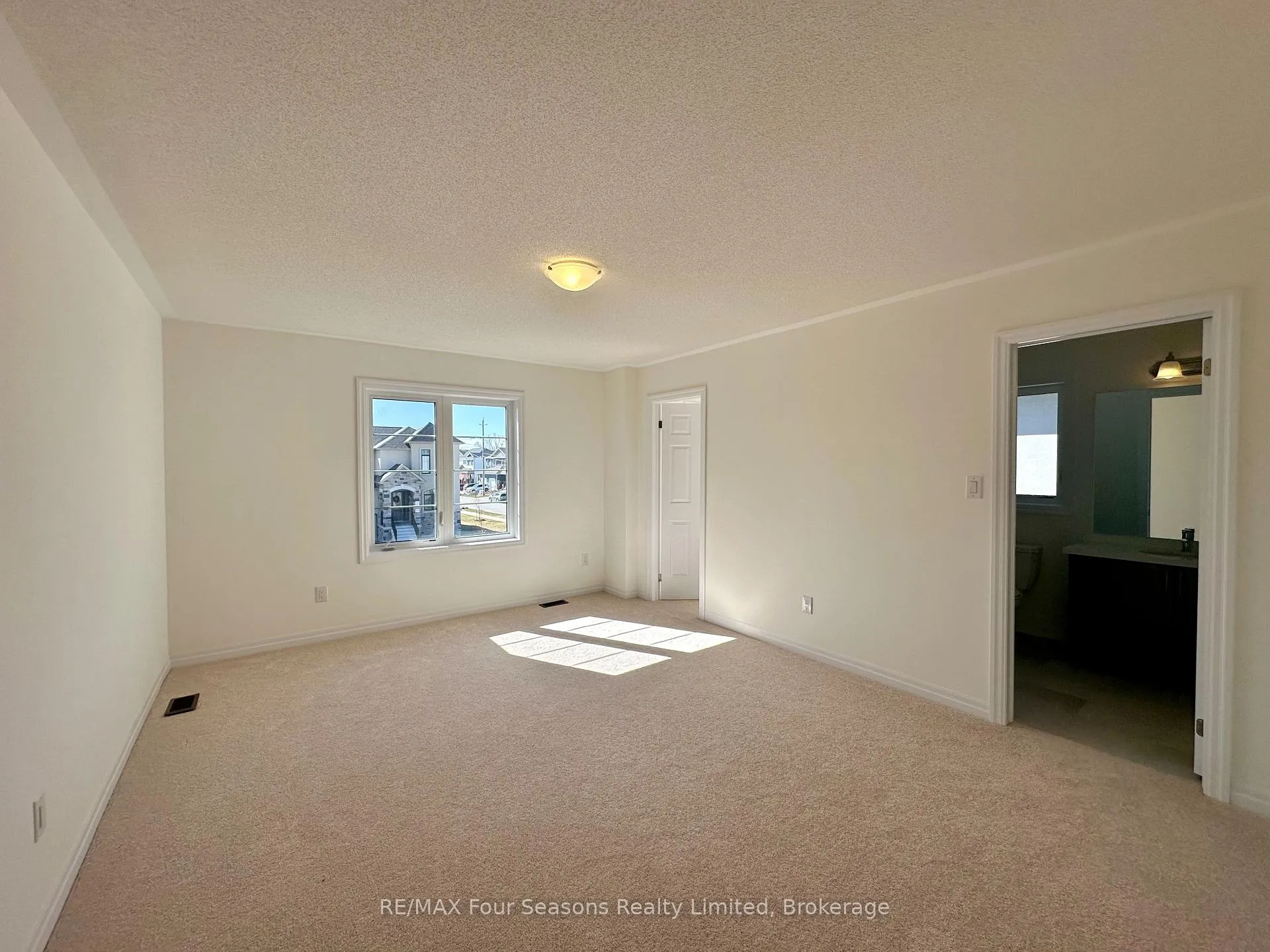 Photo 25 of 211 Stayner Street, Clearview, Stayner — HOMEH