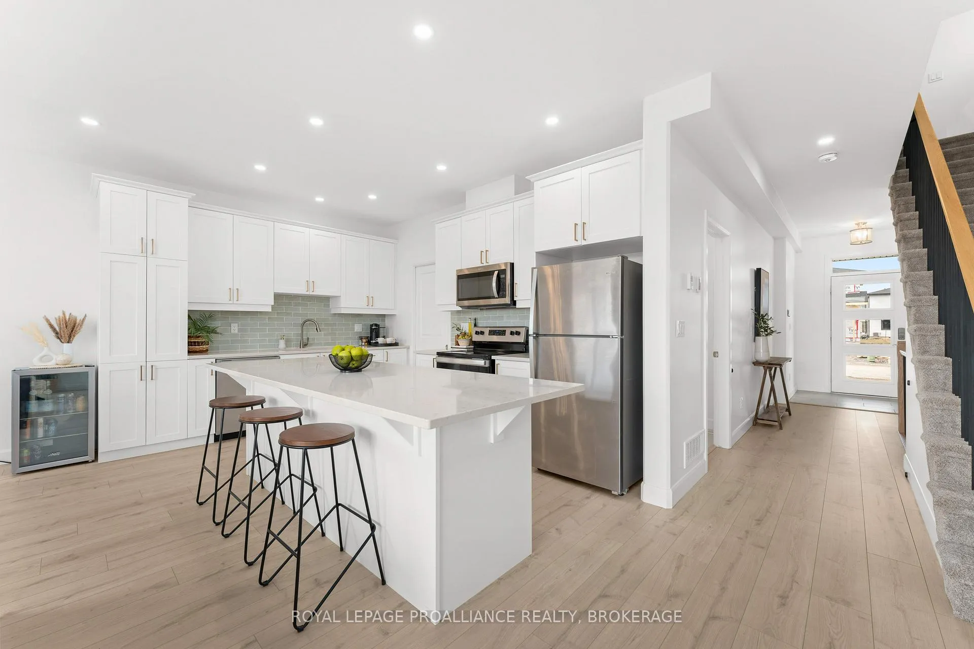 Photo 10 of 223 Superior Drive, Loyalist, Amherstview — HOMEH