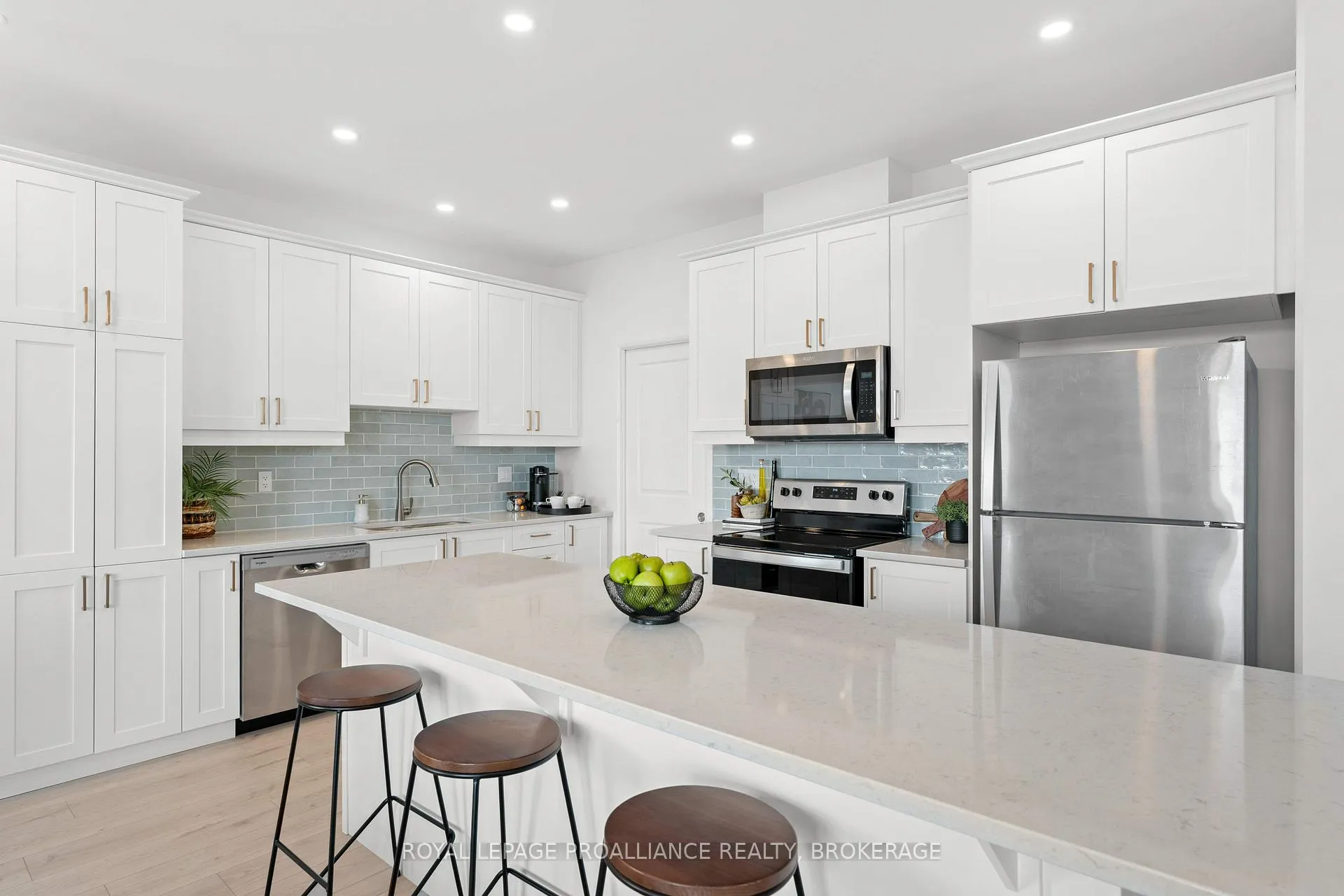 Photo 12 of 223 Superior Drive, Loyalist, Amherstview — HOMEH