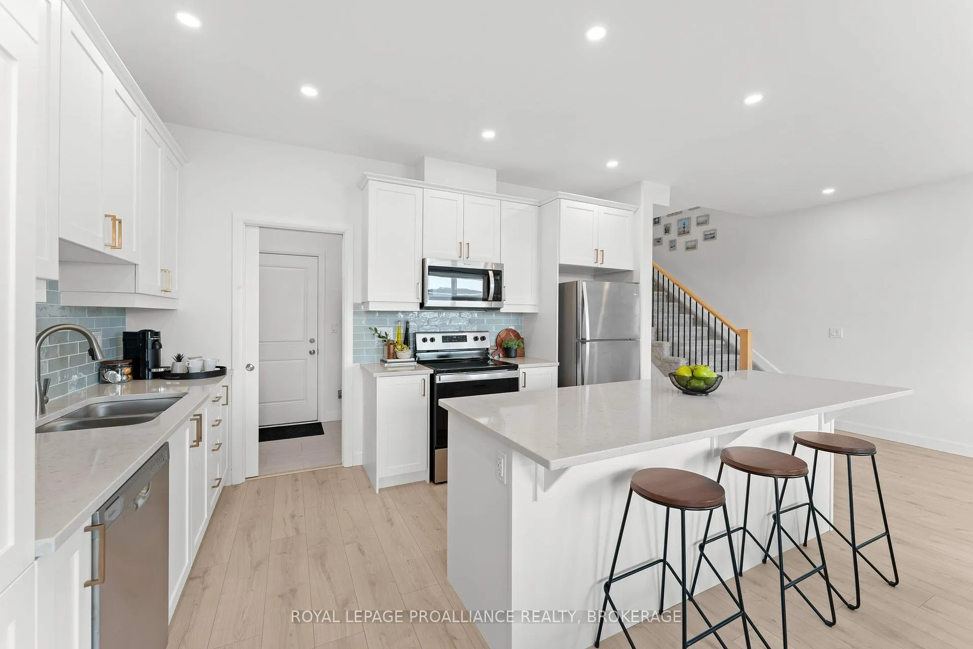 Photo 14 of 223 Superior Drive, Loyalist, Amherstview — HOMEH