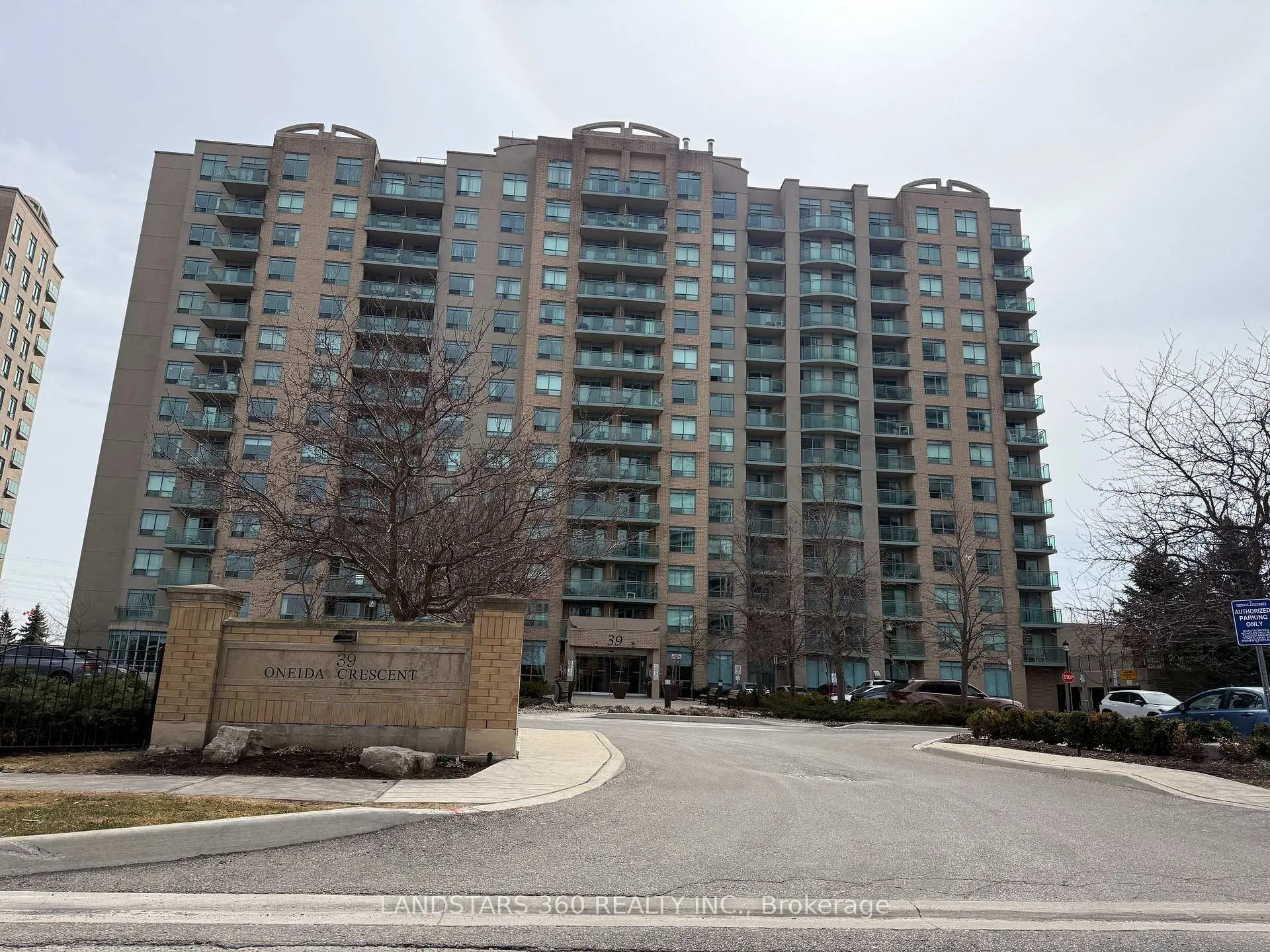 Front of 39 Oneida Crescent
